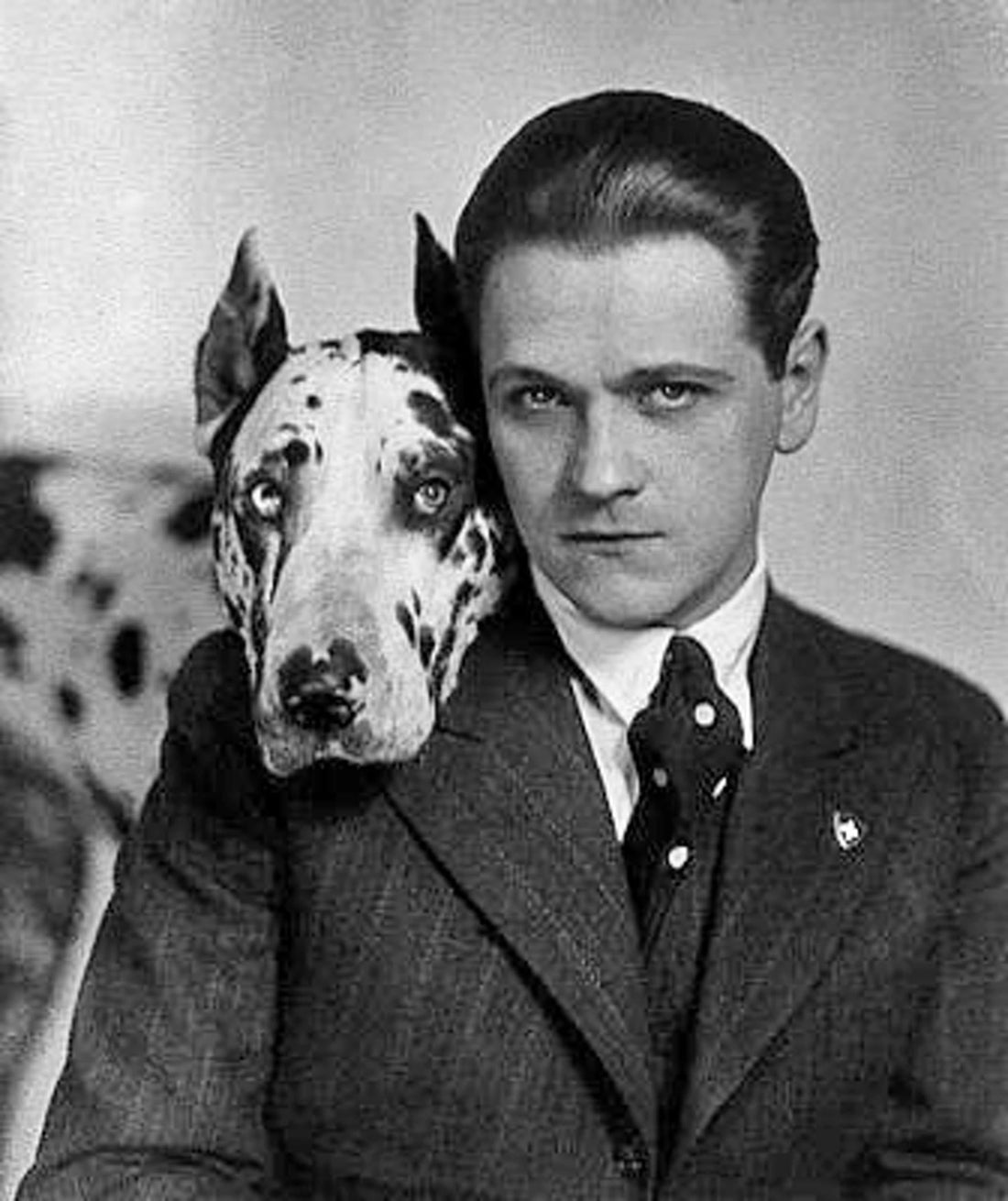 Eugeniusz Bodo w eleganckim przedwojennym garniturze z kamizelka