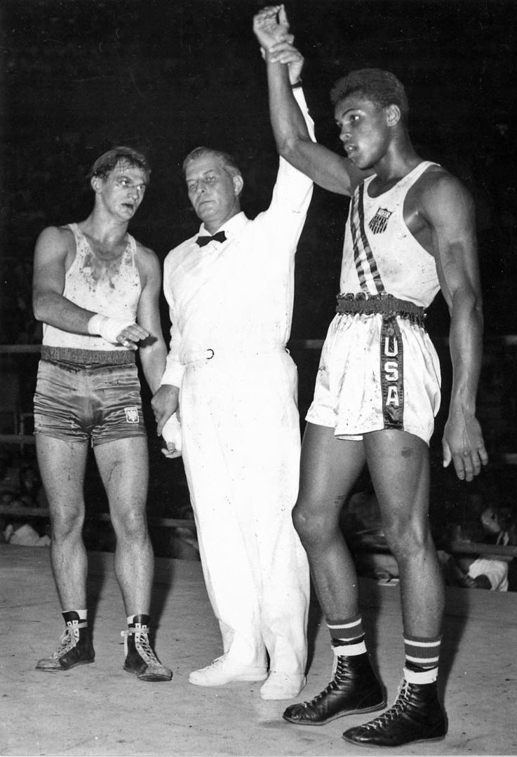 Zbigniew Pietrzykowski (z lewej) i Cassius Clay podczas igrzysk olimpijskich w Rzymie w 1960 roku