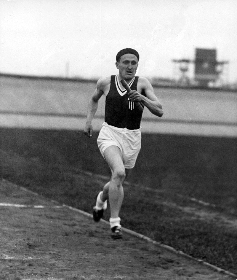 Janusz Kusociński na treningu — fotografia archiwalna z około 1937 roku ze zbiorów Archiwum Głównego Akt Dawnych