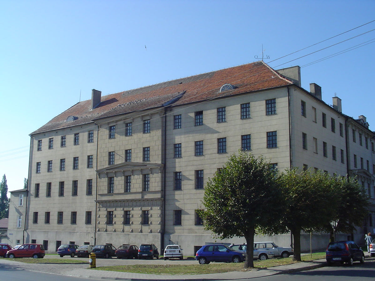 Zabytkowa pięciokondygnacyjna drewniana hala fabryki sukna Fiedlerów w Opatówku - Muzeum Historii Przemysłu