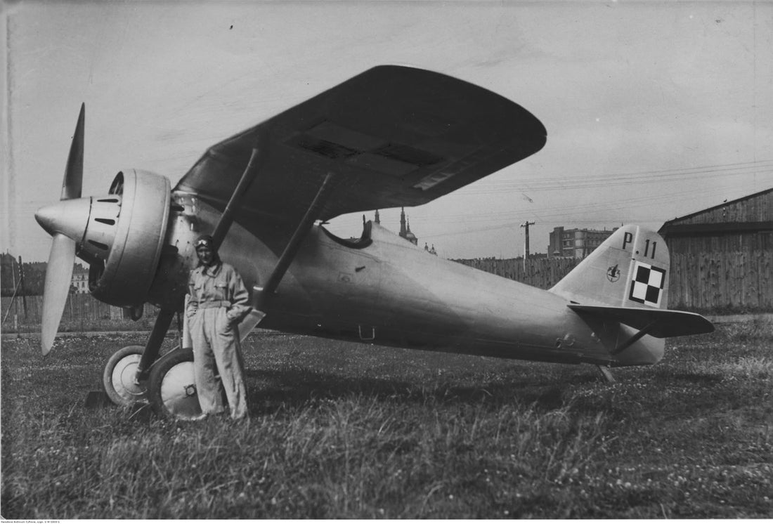 Pilot w skorzanej kurtce lotniczej przed mysliwcem PZL P.11 II RP