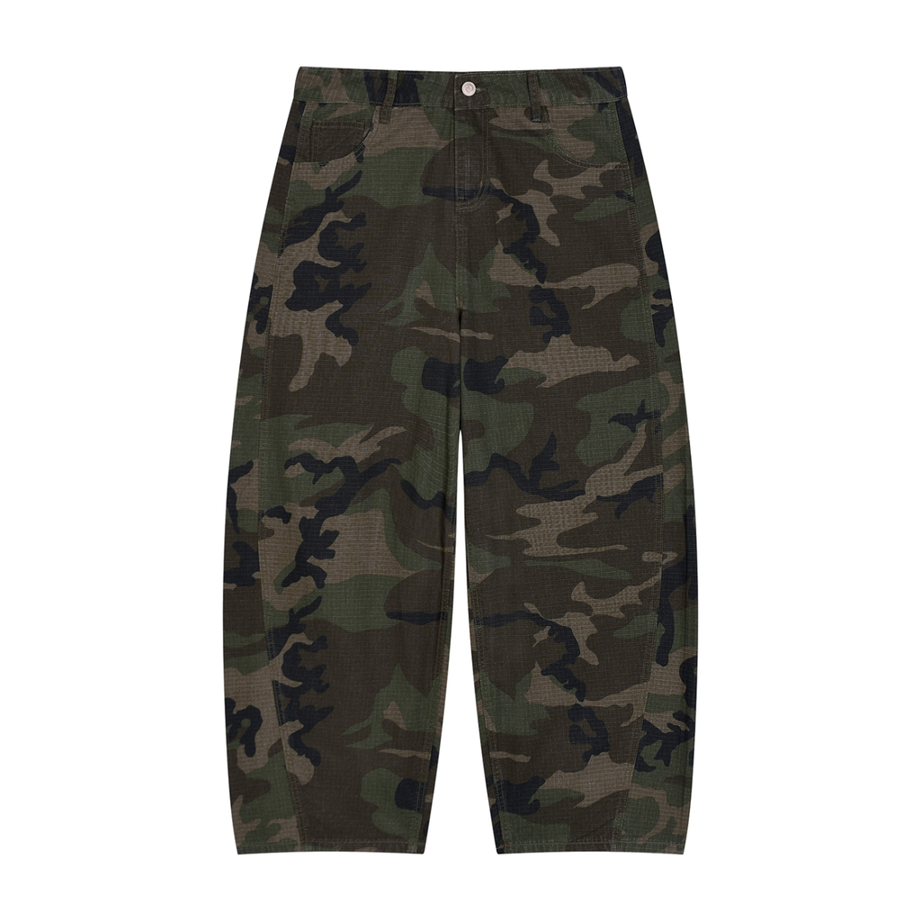 Spodnie Camo Barrel Leg – Nowrocky™ — spodnie w moro o kroju barrel leg, ujęcie z przodu