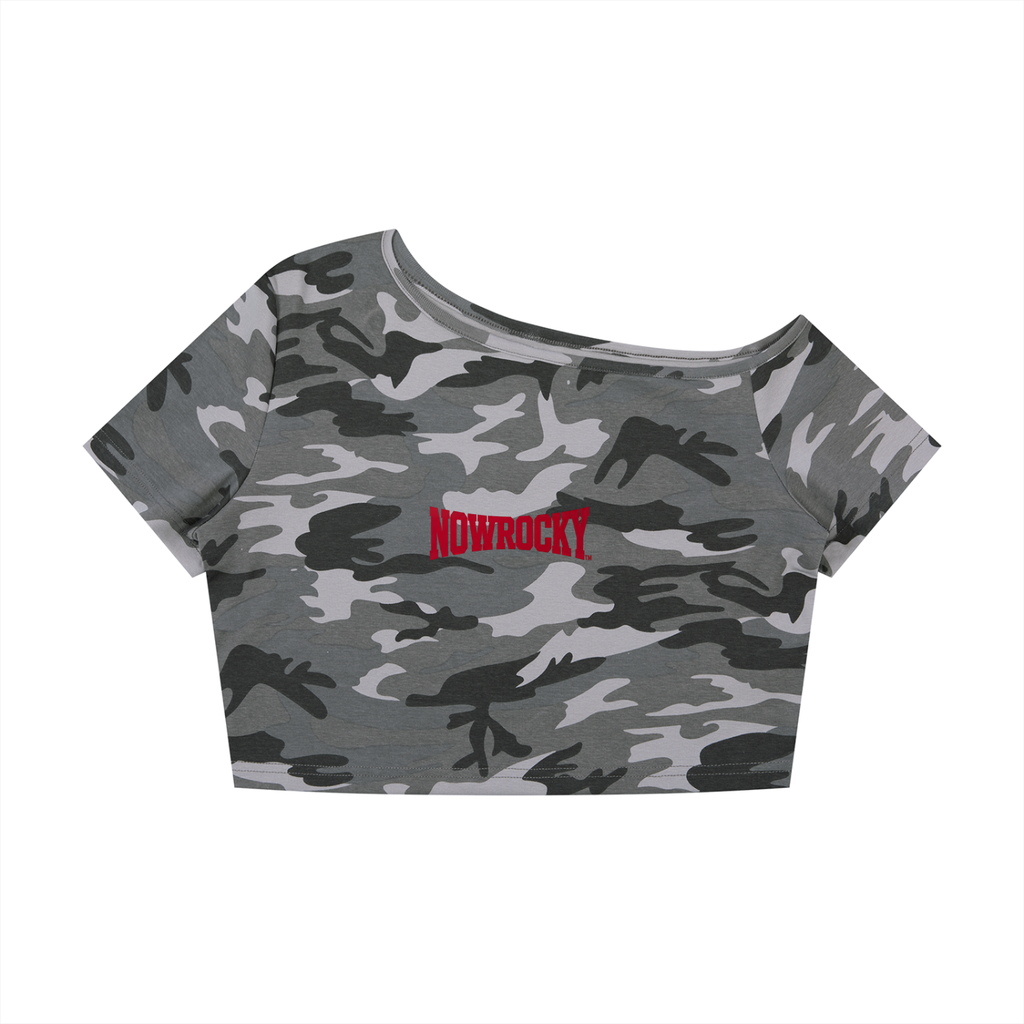 T-shirt Camo Crop Off-Shoulder – Nowrocky™ — zbliżenie na wzór moro