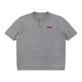 T-shirt Dziany Henley – Nowrocky™ — t-shirt z plisą przy dekolcie, ujęcie z profilu