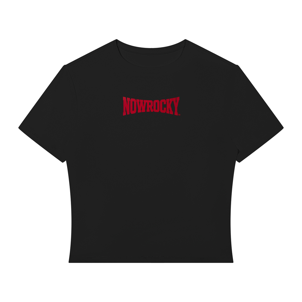 T-shirt Crop Performance – Nowrocky™ — damska koszulka crop top, ujęcie z przodu na modelce