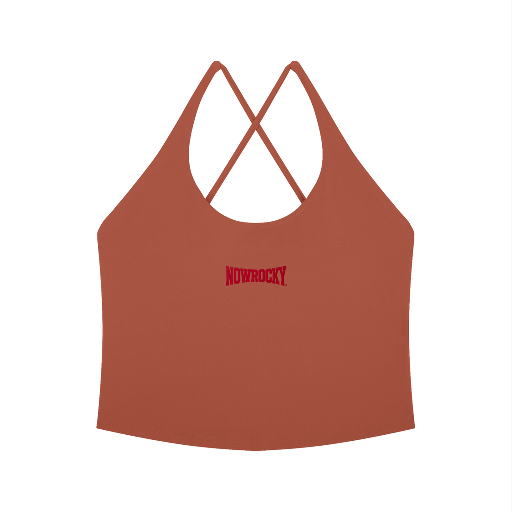 Tank Top Halter Cross Back – Nowrocky™ — top na ramiączkach na modelce, cała sylwetka