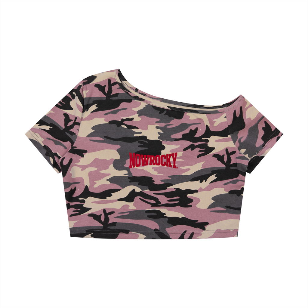 T-shirt Camo Crop Off-Shoulder – Nowrocky™ — crop top na modelce, cała sylwetka