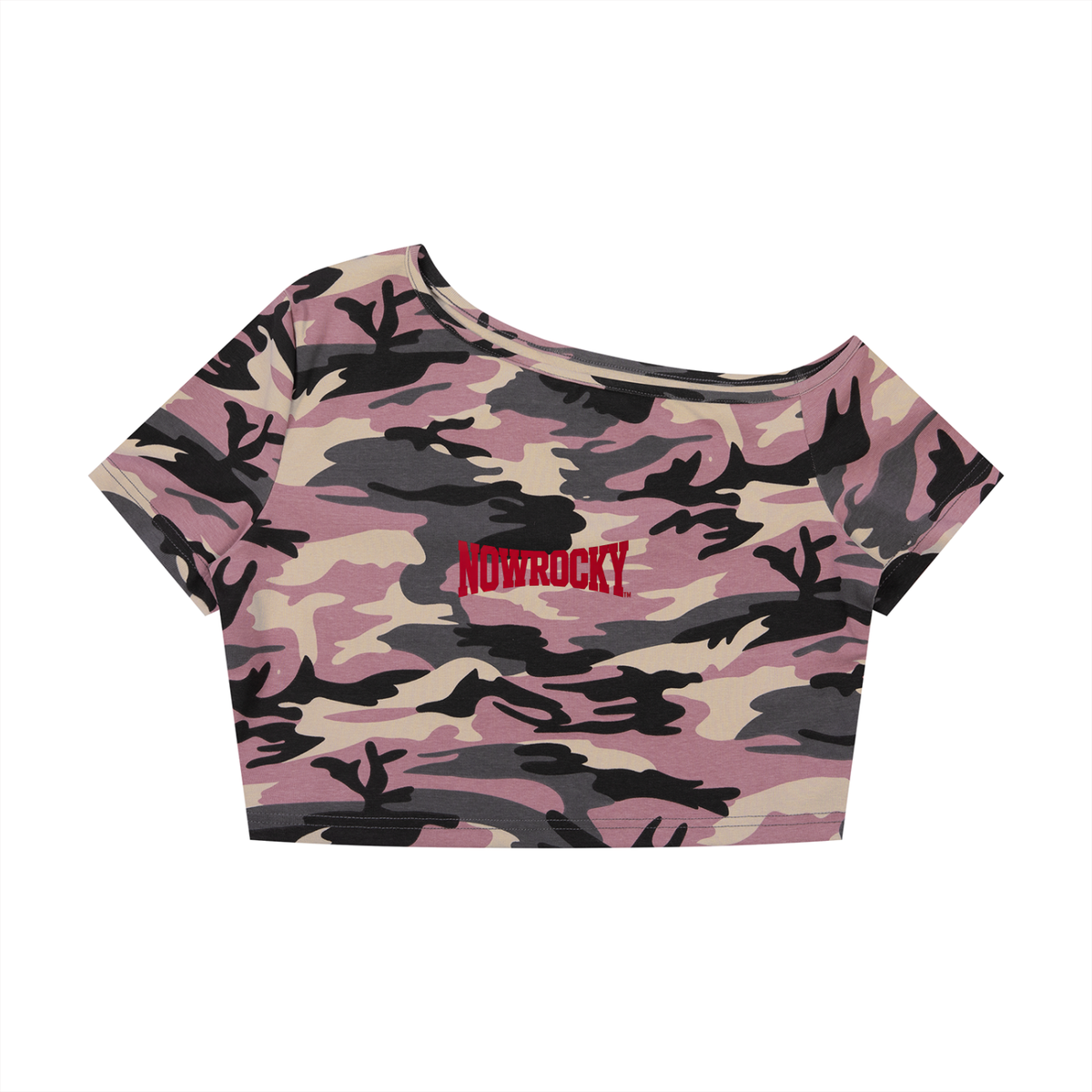 T-shirt Camo Crop Off-Shoulder – Nowrocky™ — crop top na modelce, cała sylwetka