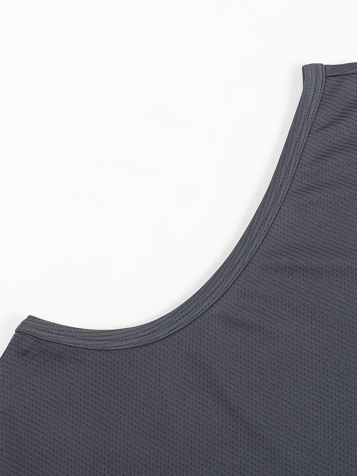 Jersey Sportowy Lightweight – Nowrocky™ — proporcje kroju na modelu, ujęcie trzy czwarte