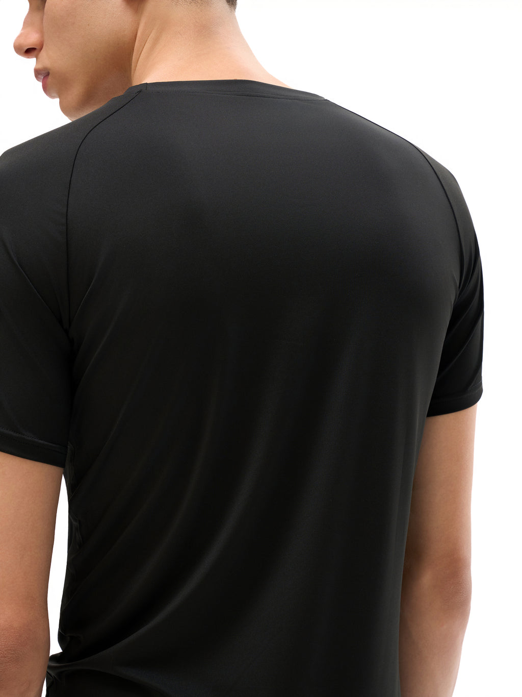 T-shirt Performance Raglan – Nowrocky™ — proporcje kroju na modelu, ujęcie trzy czwarte