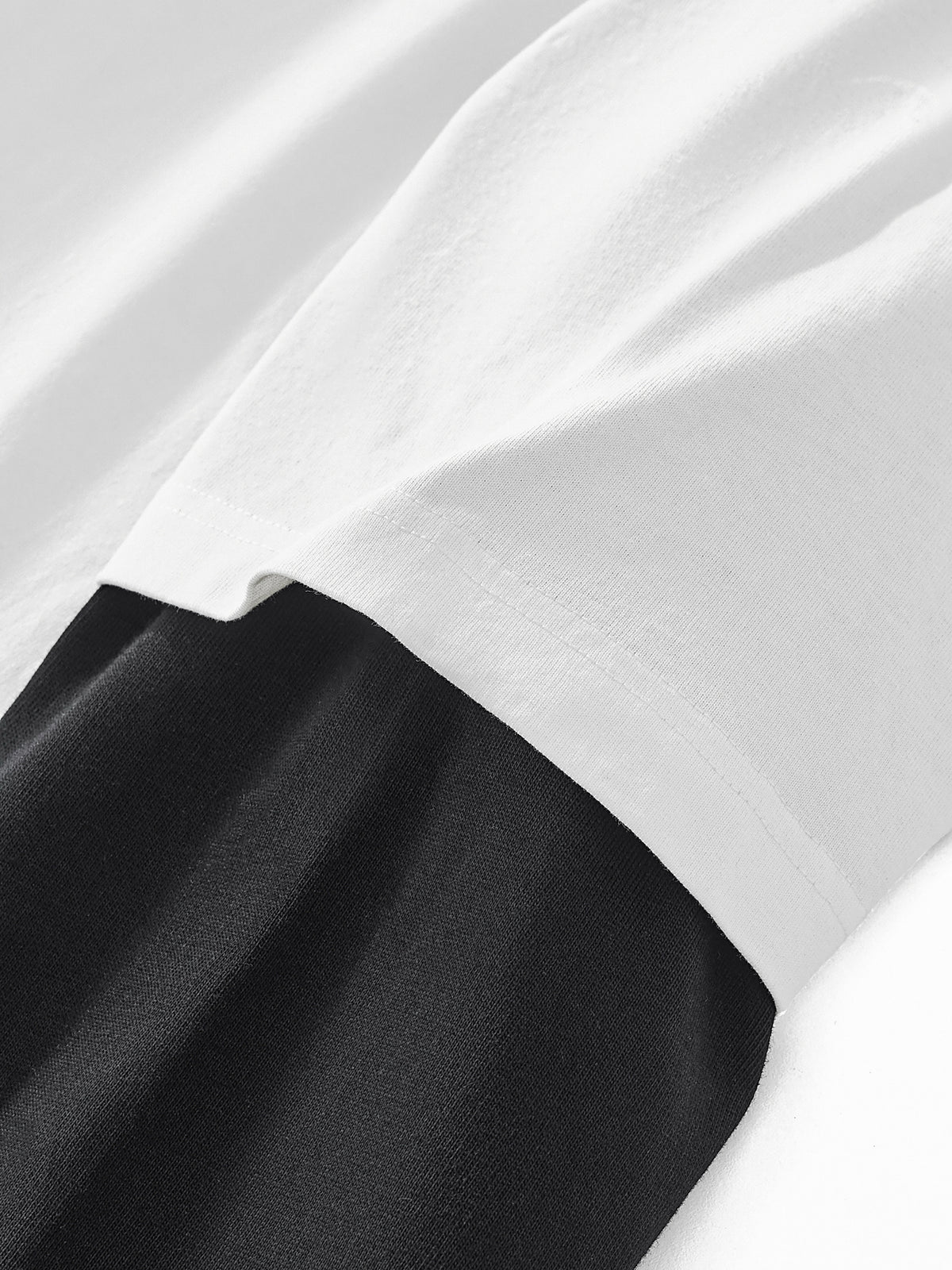 Longsleeve Layered Contrast Sleeve – Nowrocky™ — ujęcie z góry, kompozycja na płasko