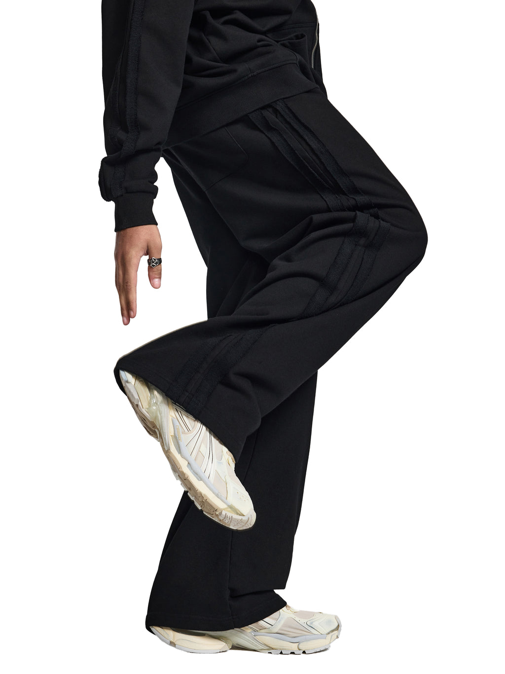 Spodnie Dresowe Contrast Tape Straight Leg – Nowrocky™ — zbliżenie na oznaczenie marki