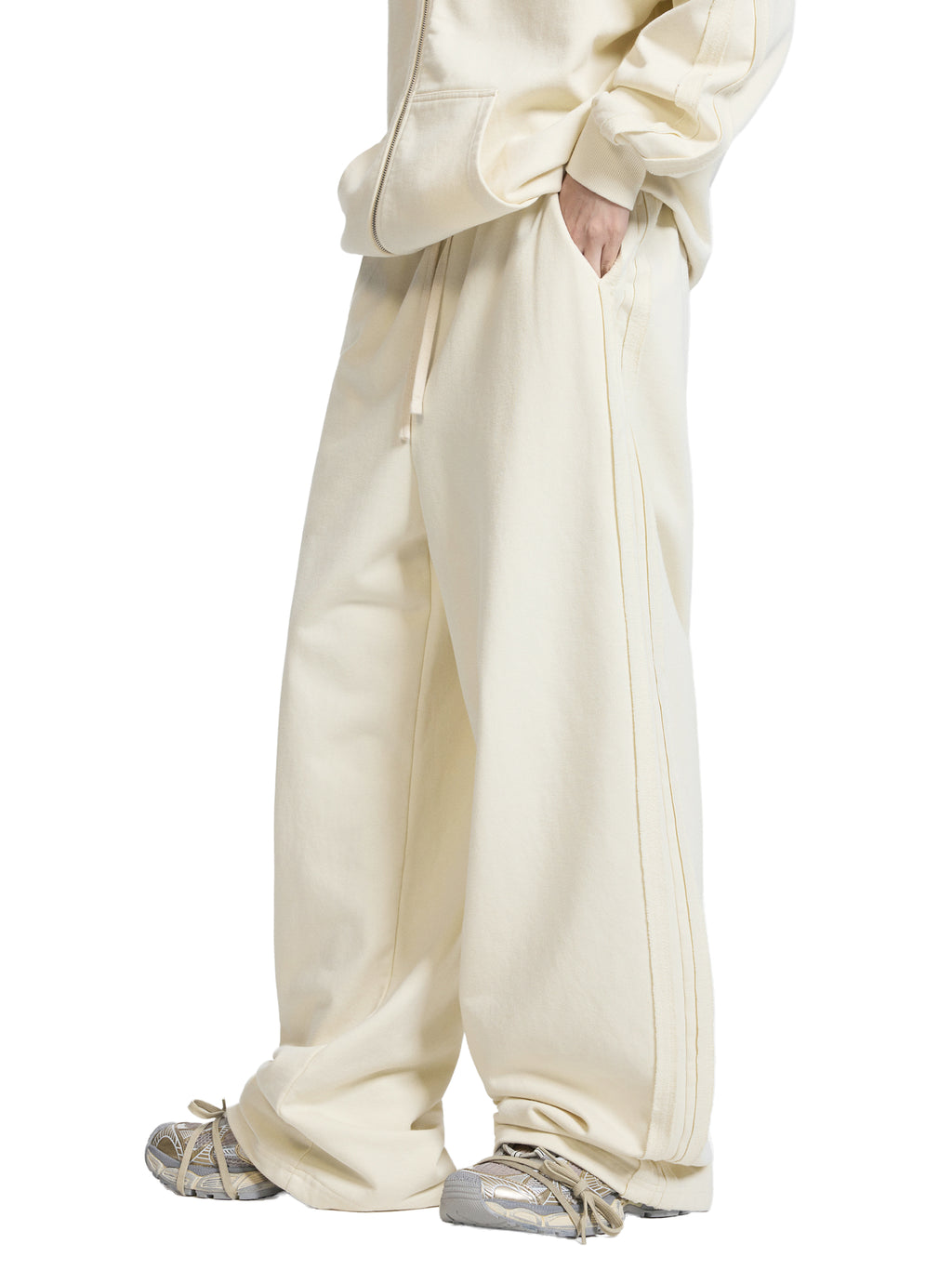 Spodnie Dresowe Contrast Tape Straight Leg – Nowrocky™ — proporcje kroju w kadrze do kolan