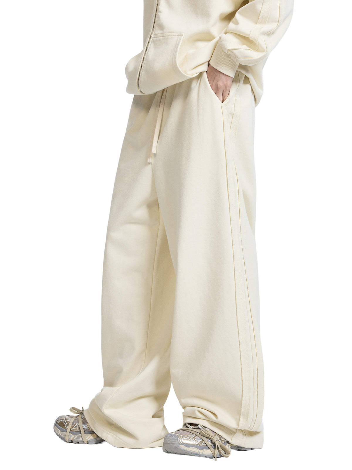 Spodnie Dresowe Contrast Tape Straight Leg – Nowrocky™ — proporcje kroju w kadrze do kolan
