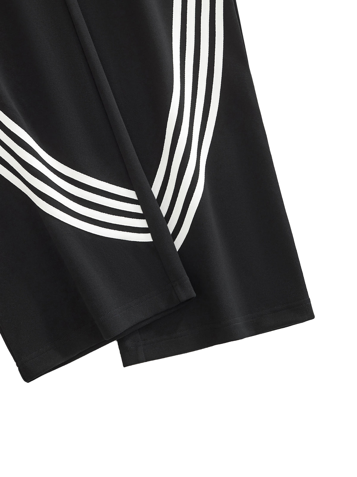Spodnie Dresowe Curved Stripe Straight – Nowrocky™ — stylizacja uliczna, kadr od pasa