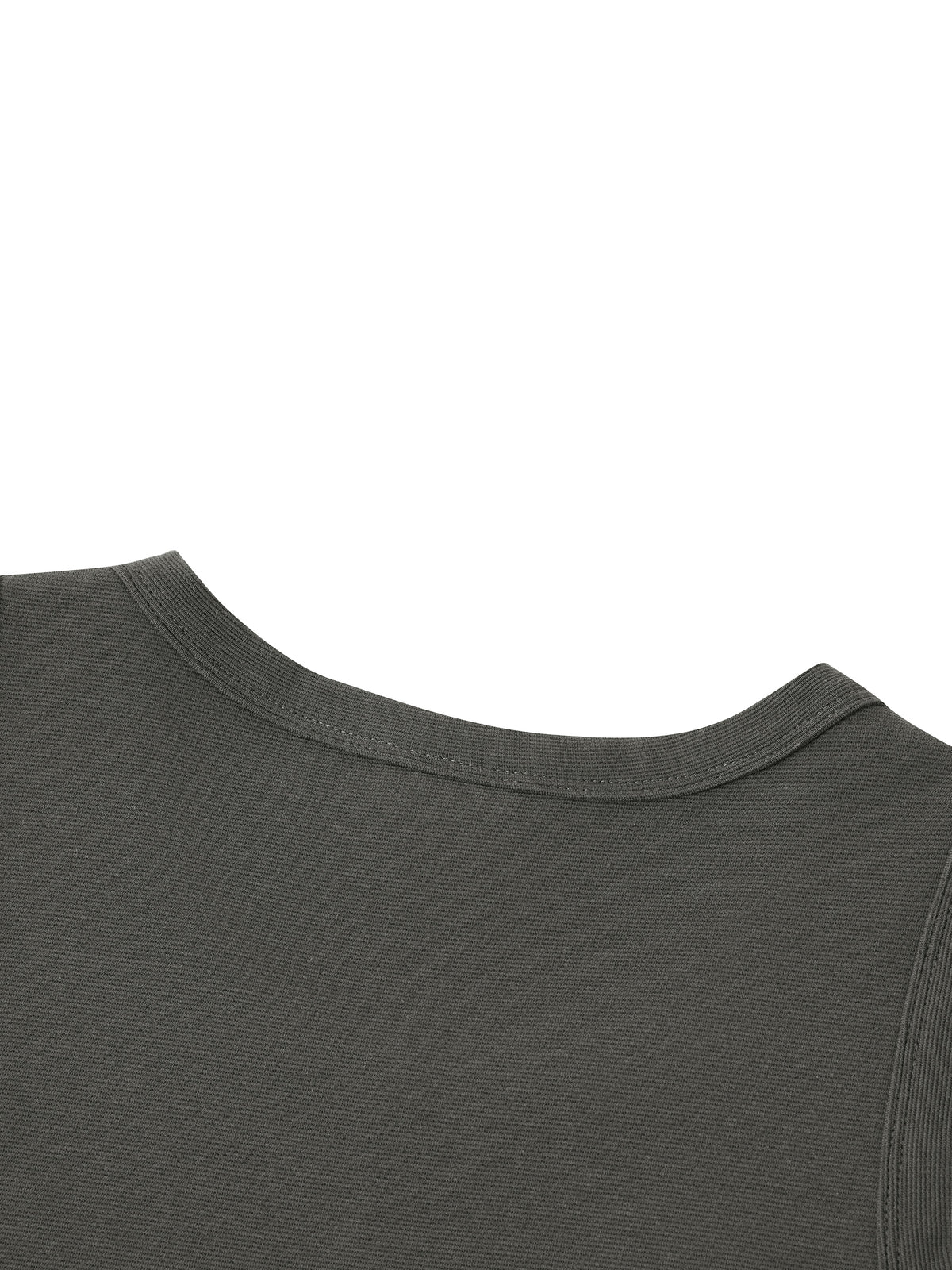 Tank Top Heavyweight Ribbed – Nowrocky™ — plecy modela i linia ramiączek