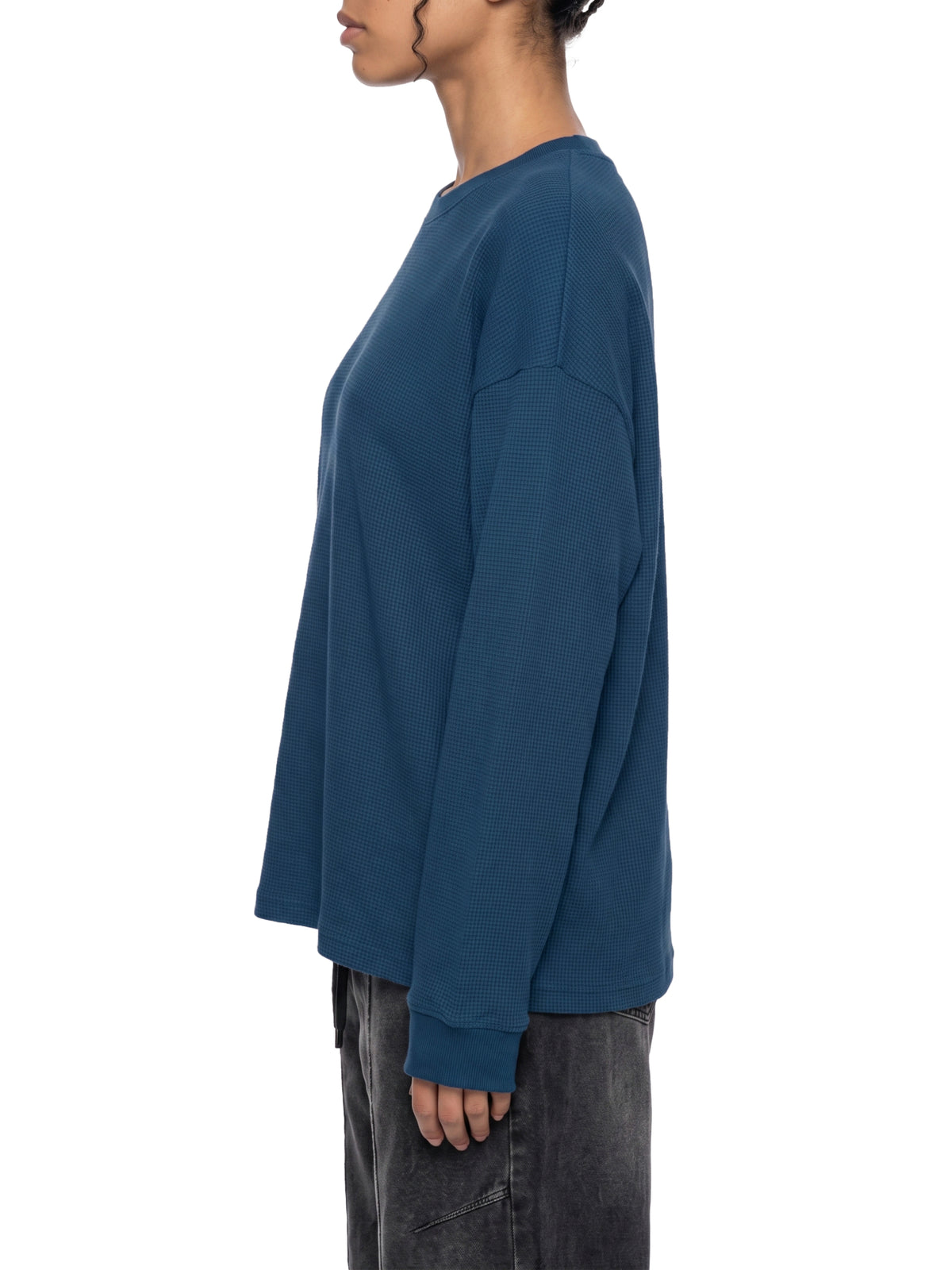 Longsleeve Waffle Boxy Drop Shoulder – Nowrocky™ — faktura wafla w naturalnym świetle