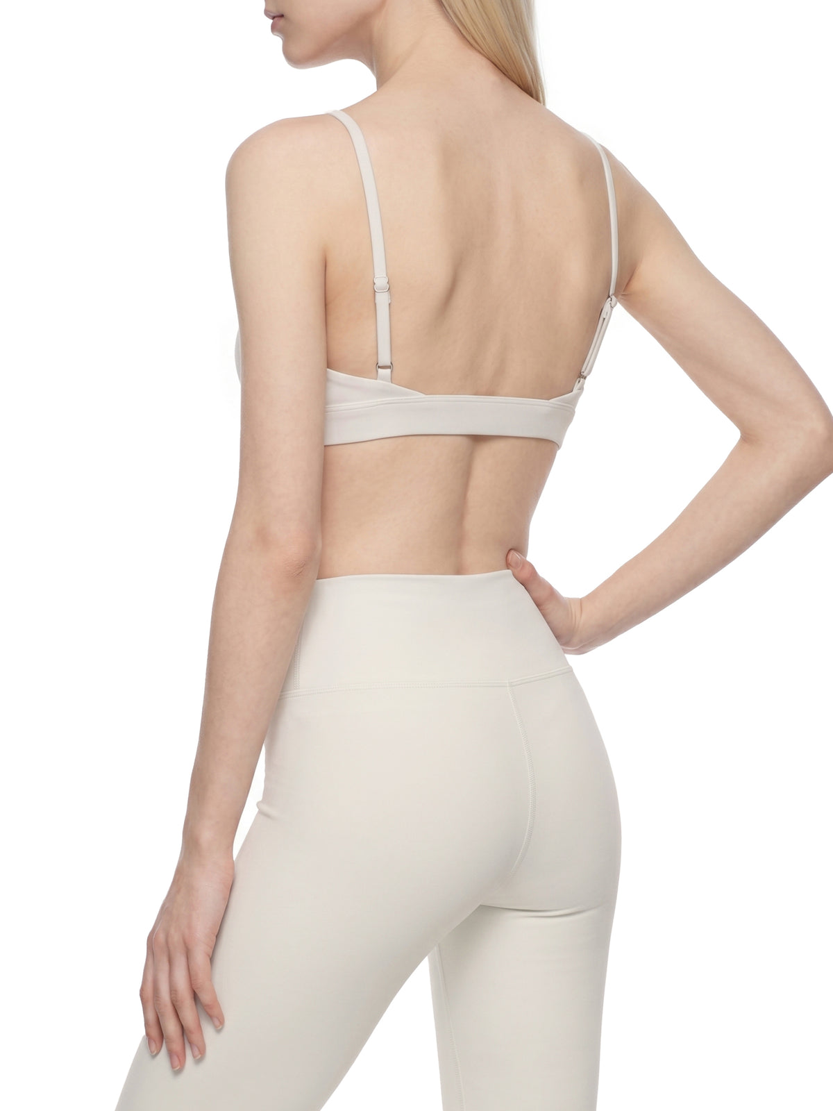 Biustonosz Sportowy Cropped V-Neck – Nowrocky™ — sygnatura marki na taśmie pod biustem