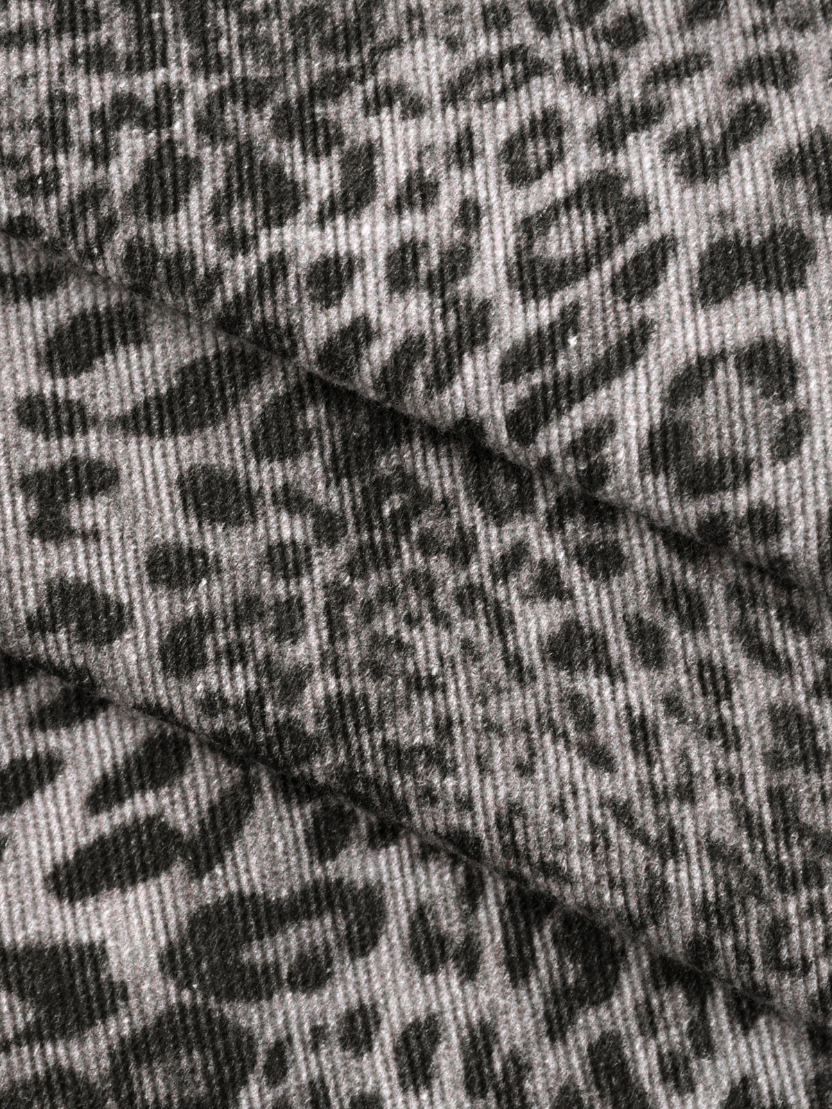 Jeansy Leopard Vintage Wash Wide Leg – Nowrocky™ — ujęcie trzy czwarte na modelu