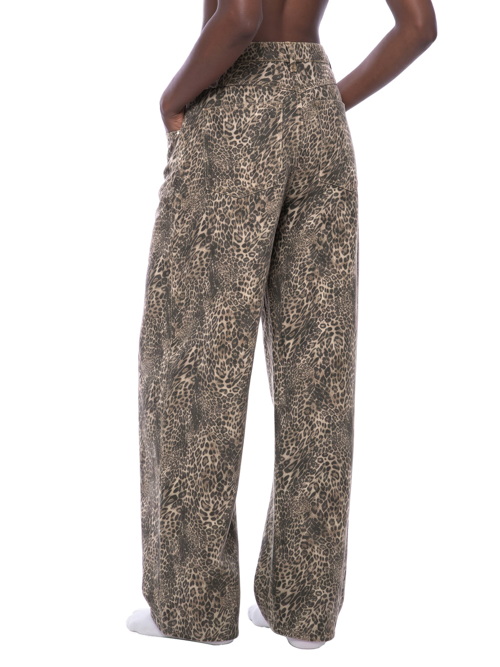 Jeansy Leopard Vintage Wash Wide Leg – Nowrocky™ — proporcje kroju wide leg na sylwetce