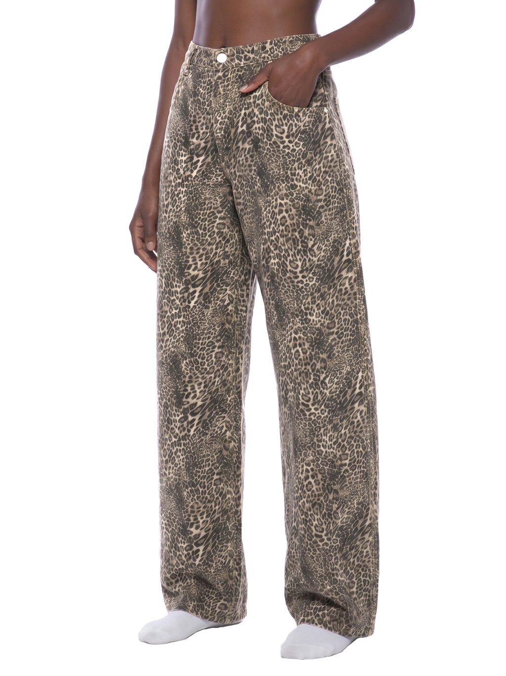 Jeansy Leopard Vintage Wash Wide Leg – Nowrocky™ — stylizacja uliczna, kadr od pasa