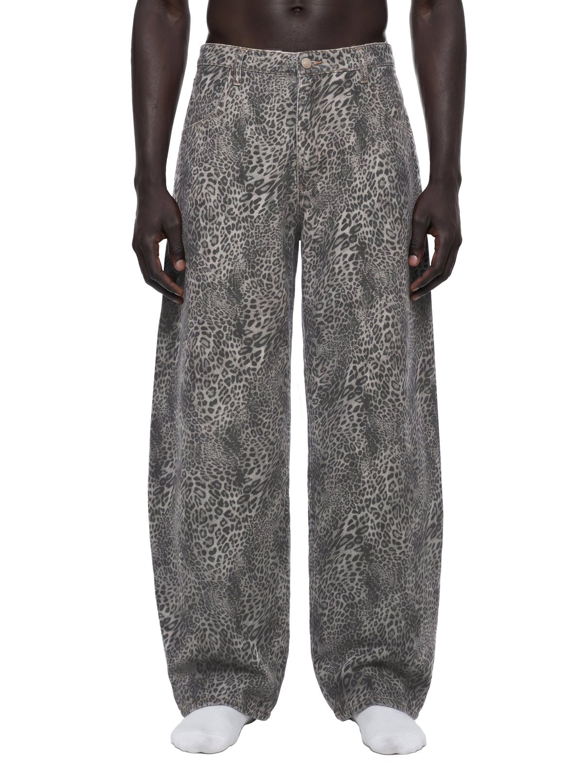 Jeansy Leopard Vintage Wash Wide Leg – Nowrocky™ — zbliżenie na wzór leopard na denimie