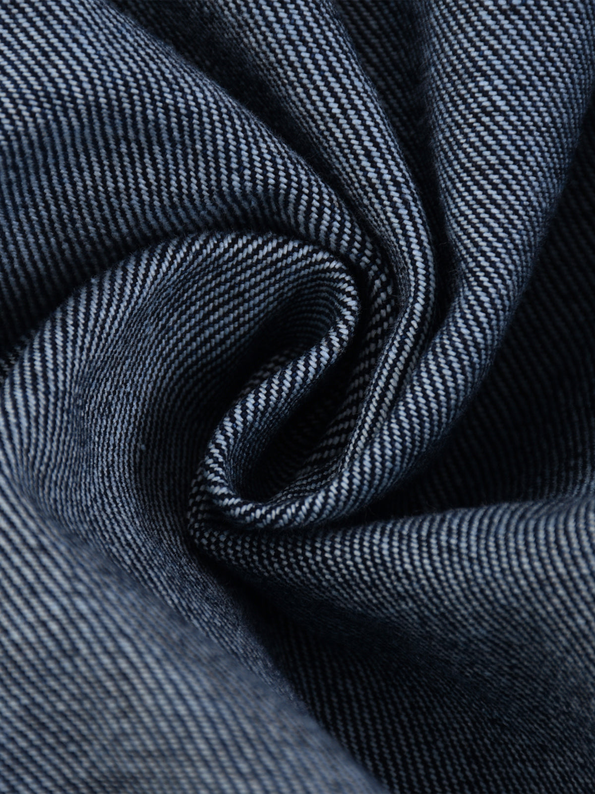 Kurtka Jeansowa Vintage Wash – Nowrocky™ — pełna sylwetka w plenerze