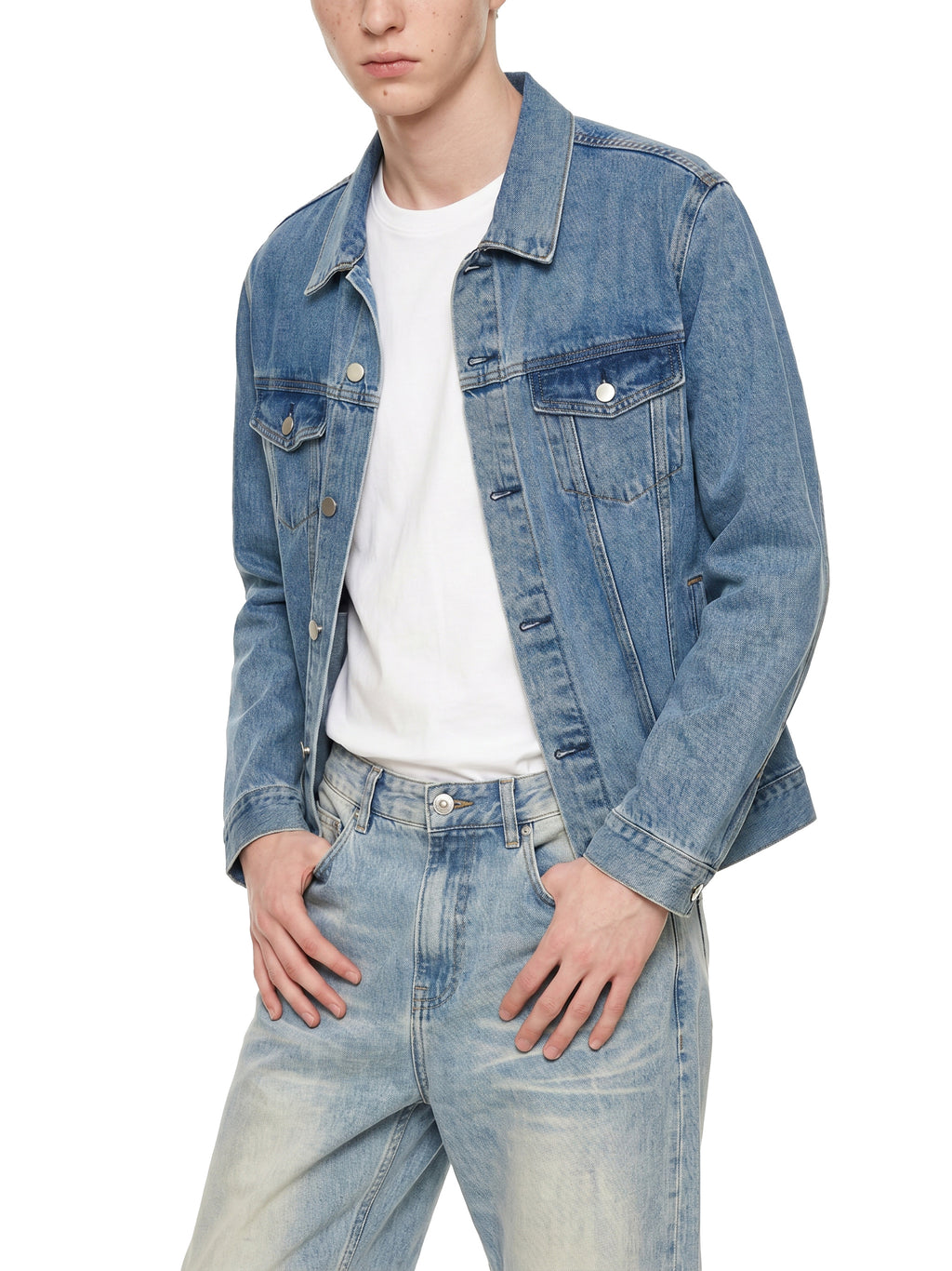 Kurtka Jeansowa Vintage Wash – Nowrocky™ — ujęcie z profilu, klasyczny krój