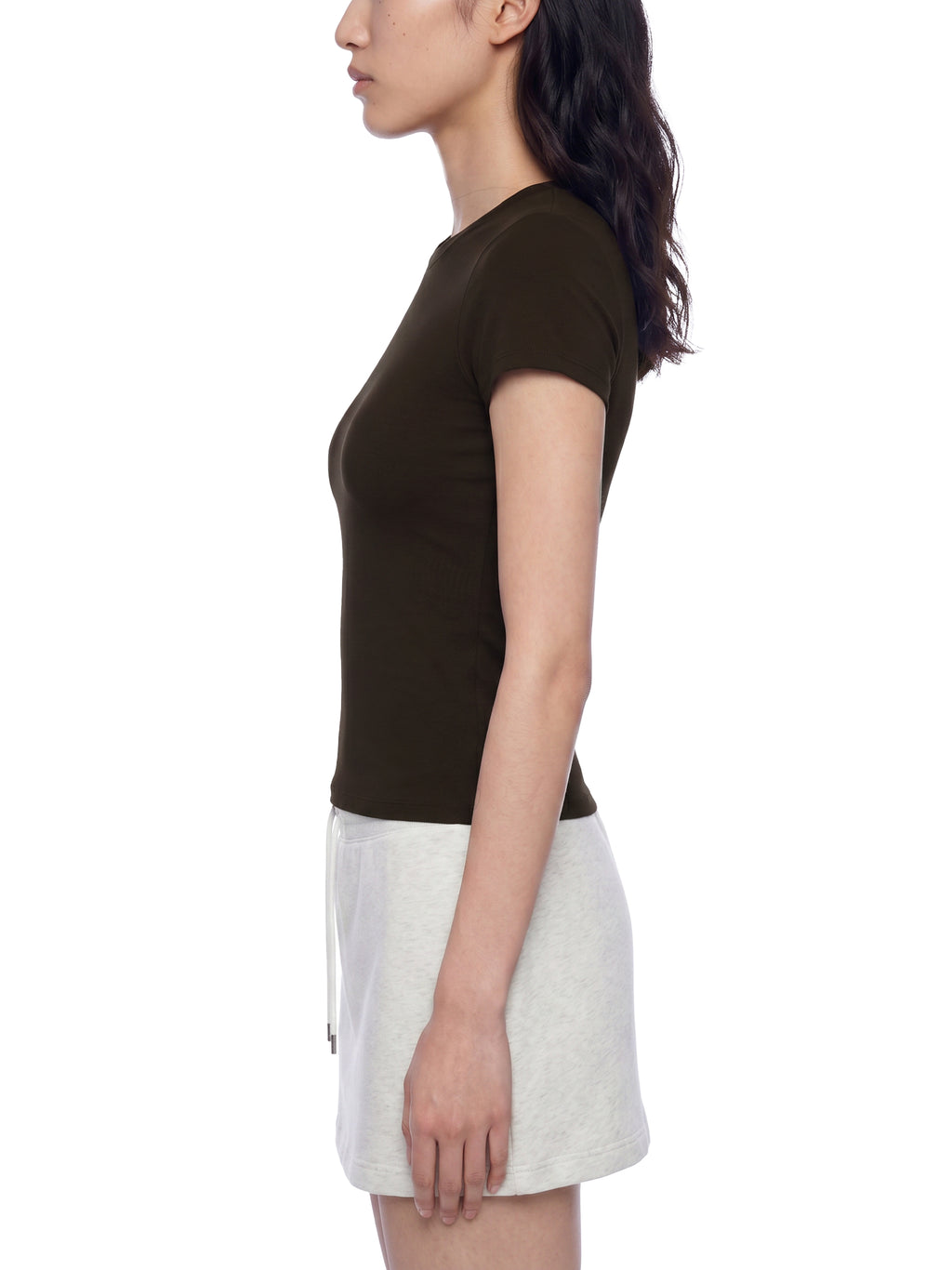 T-shirt Slim Fit Performance – Nowrocky™ — rozciągliwość materiału w ujęciu dynamicznym