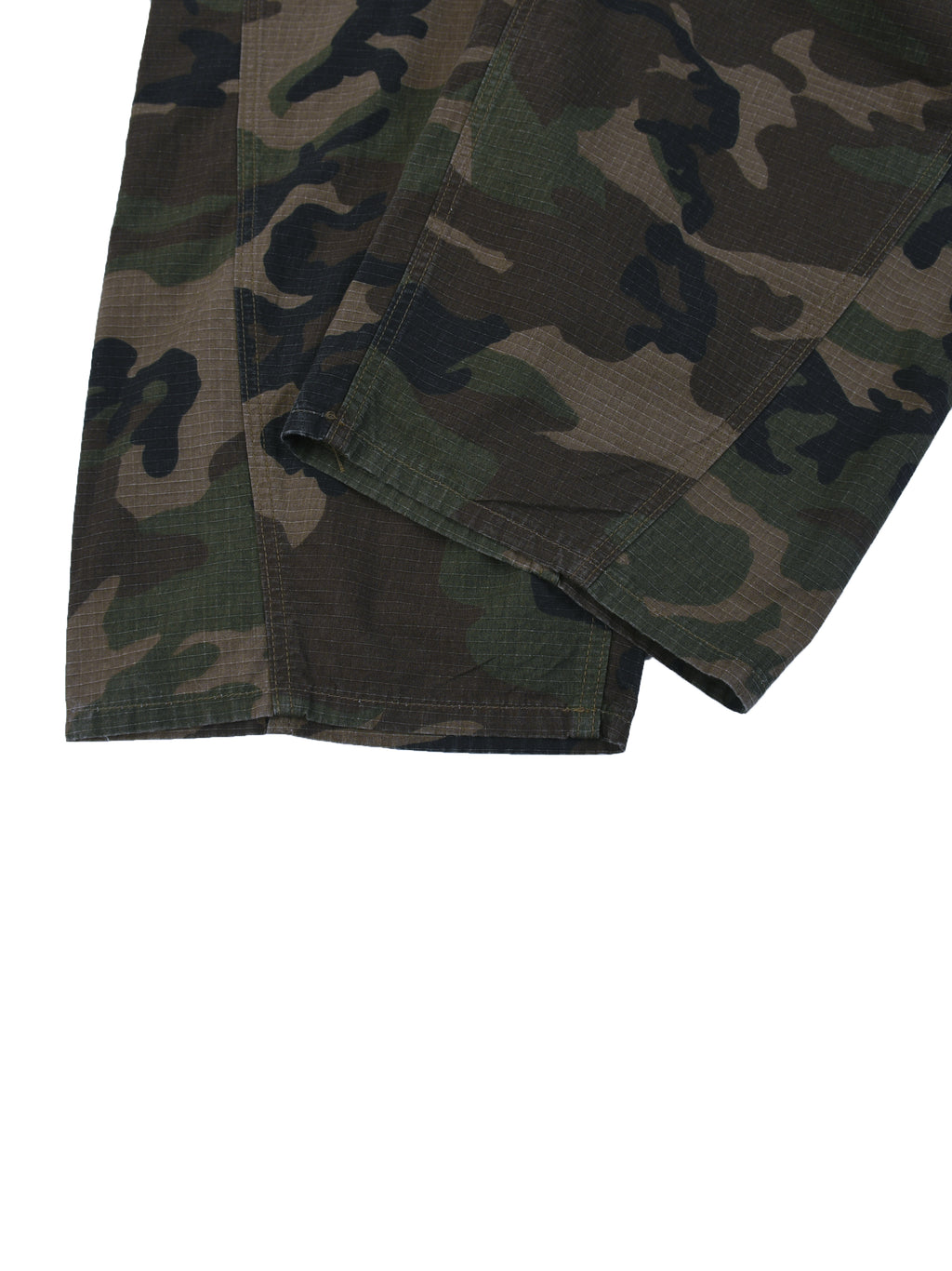 Spodnie Camo Barrel Leg – Nowrocky™ — stylizacja uliczna z koszulką