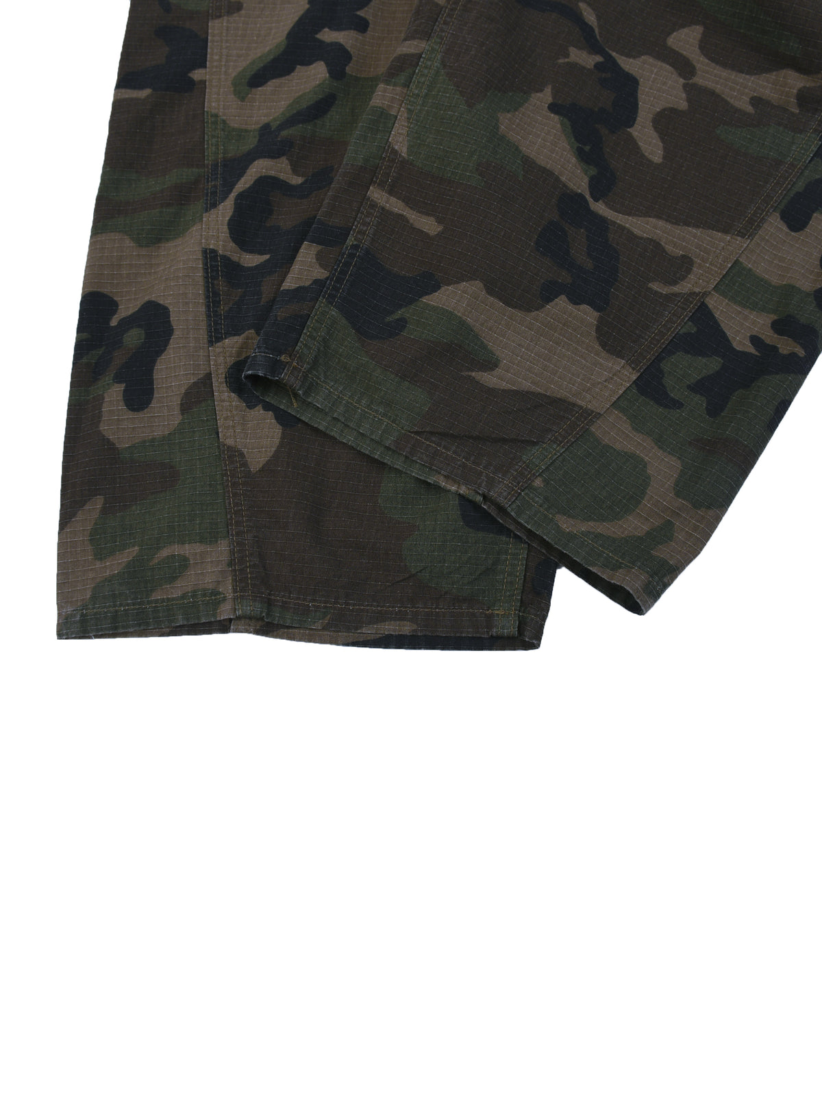 Spodnie Camo Barrel Leg – Nowrocky™ — stylizacja uliczna z koszulką