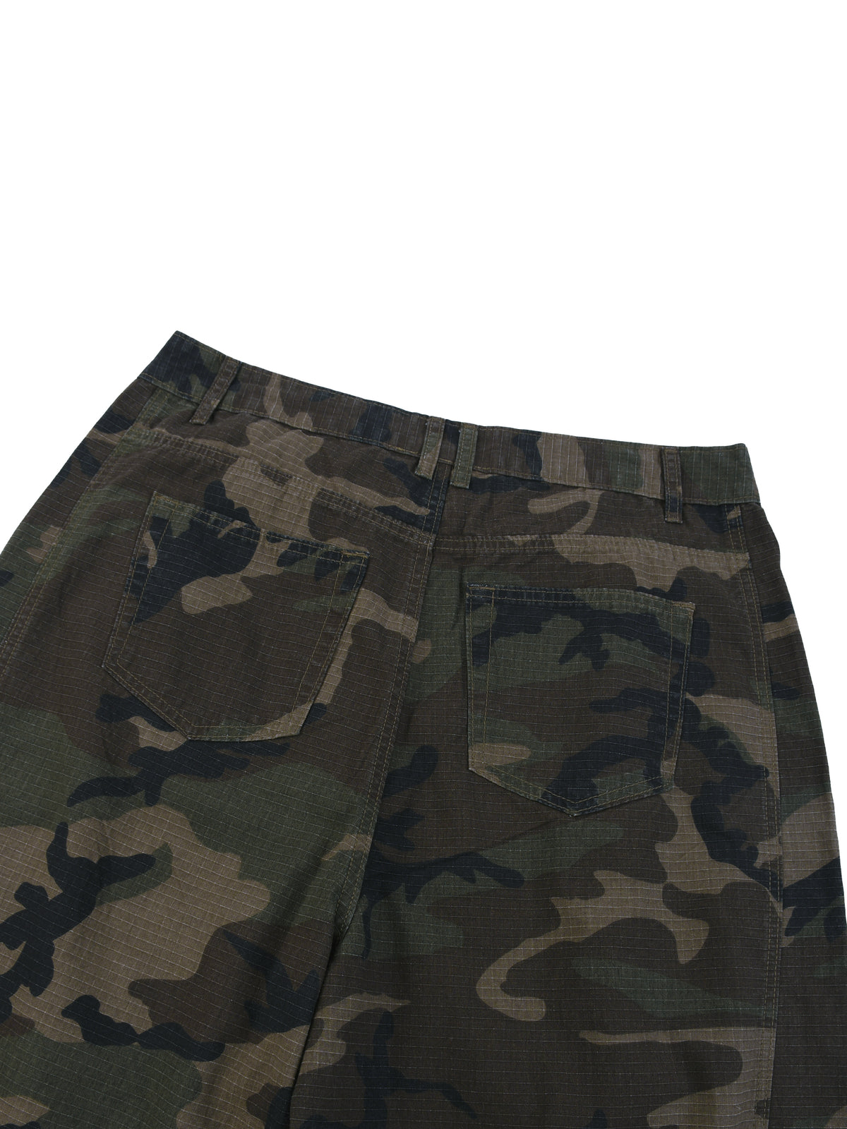 Spodnie Camo Barrel Leg – Nowrocky™ — proporcje kroju barrel leg w kadrze do kolan