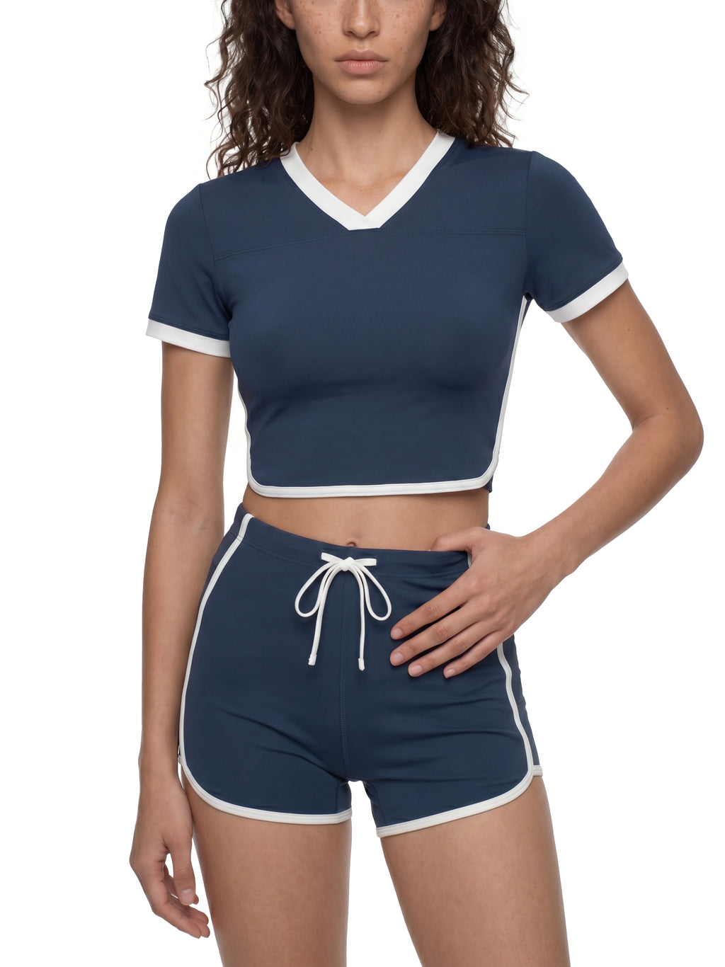 T-shirt Cropped Color Block – Nowrocky™ — logo marki na piersi, kadr makro