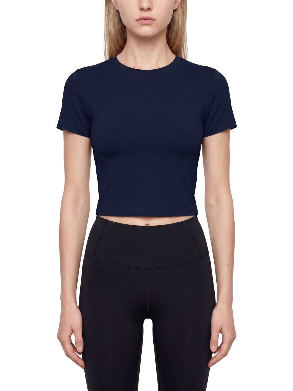 T-shirt Crop Performance – Nowrocky™ — logo marki na piersi, kadr makro