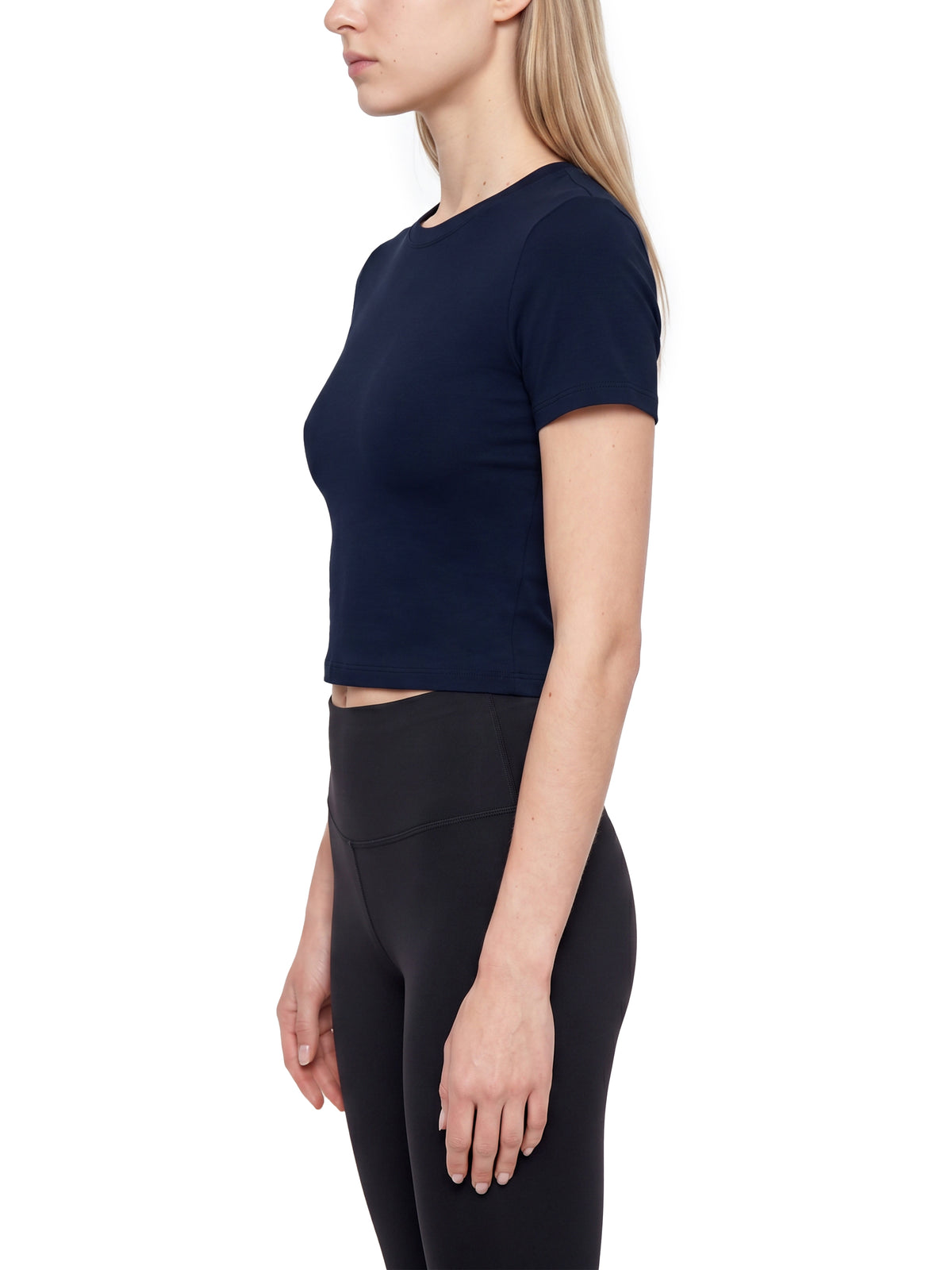 T-shirt Crop Performance – Nowrocky™ — stylizacja uliczna z legginsami i sneakersami