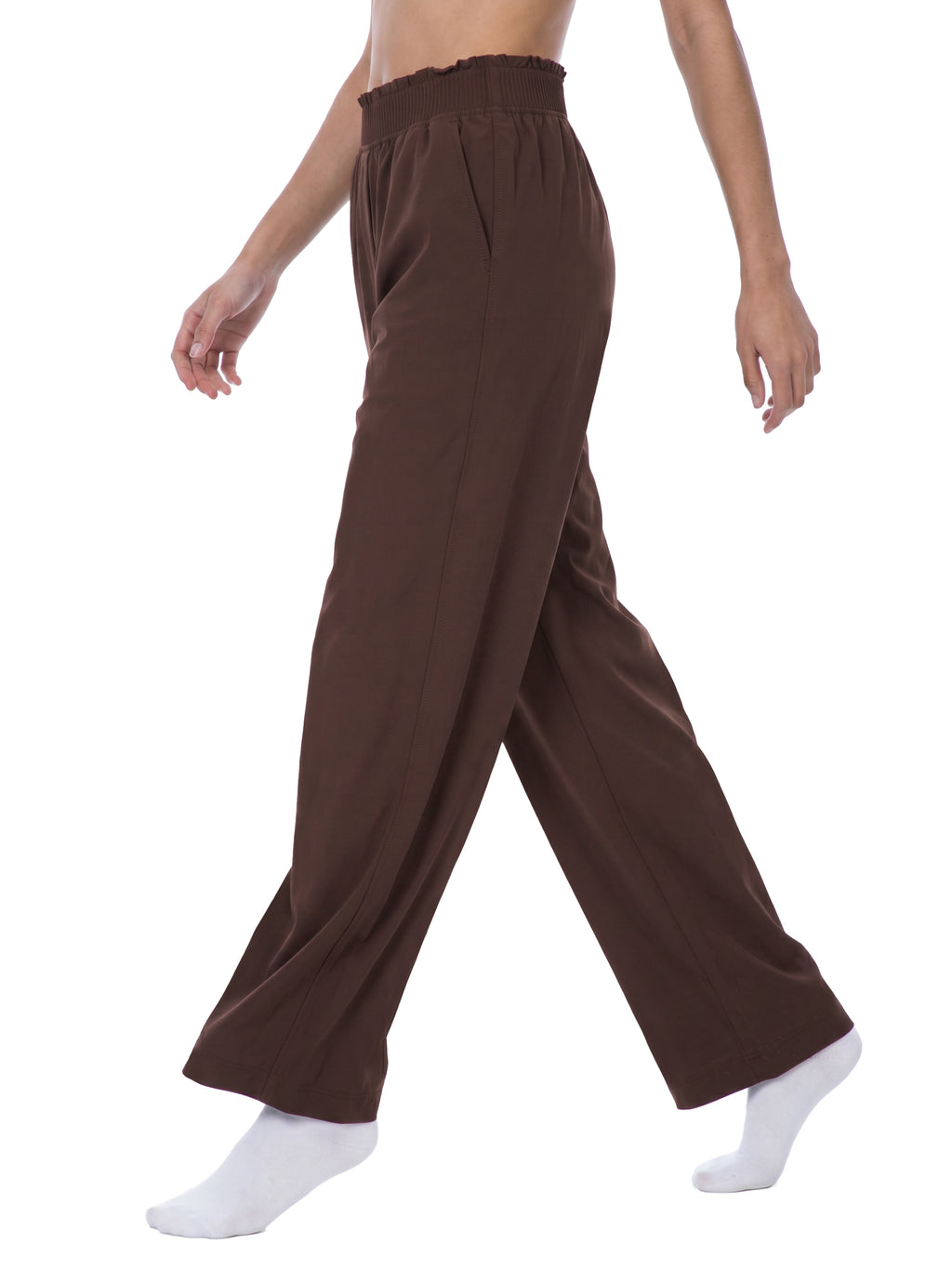 Spodnie Wide Leg Elastic Waist – Nowrocky™ — ujęcie 3/4 sylwetki w ruchu
