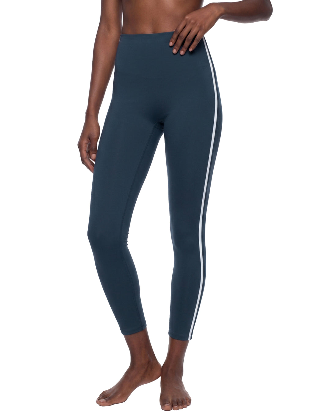 Legginsy High Rise z Lampasem – Nowrocky™ — detal szwu bocznego przy lampasie