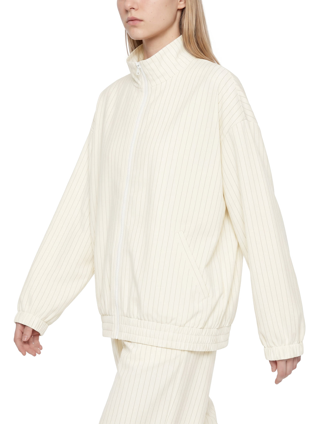 Kurtka Track Full Zip Pinstripe – Nowrocky™ — plecy modela i linia ramion