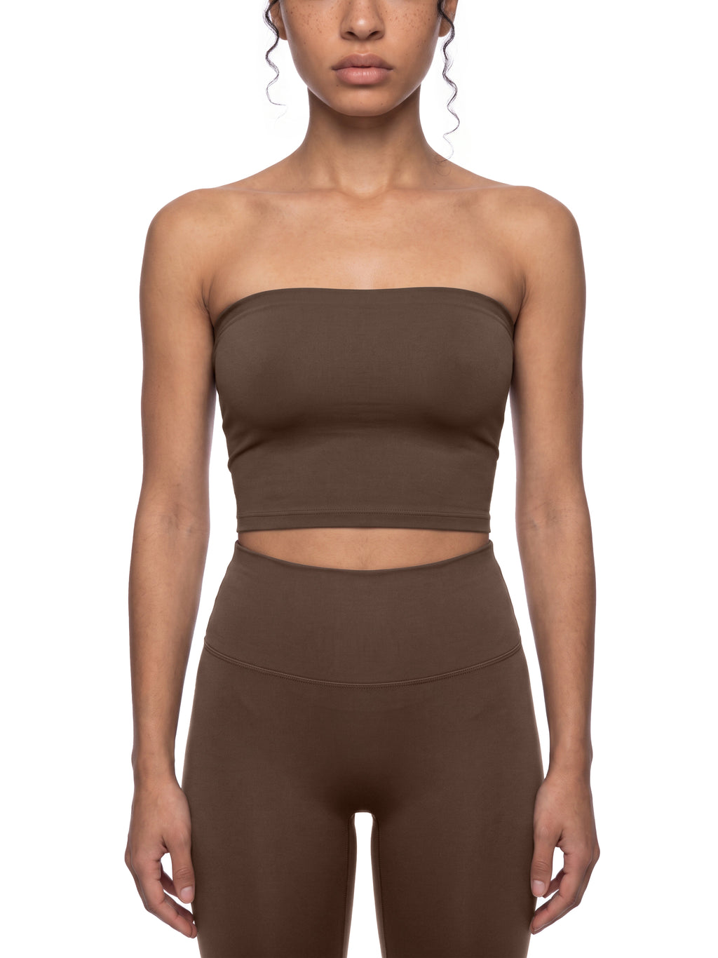 Top Bandeau Cropped – Nowrocky™ — ujęcie 3/4 sylwetki w ruchu