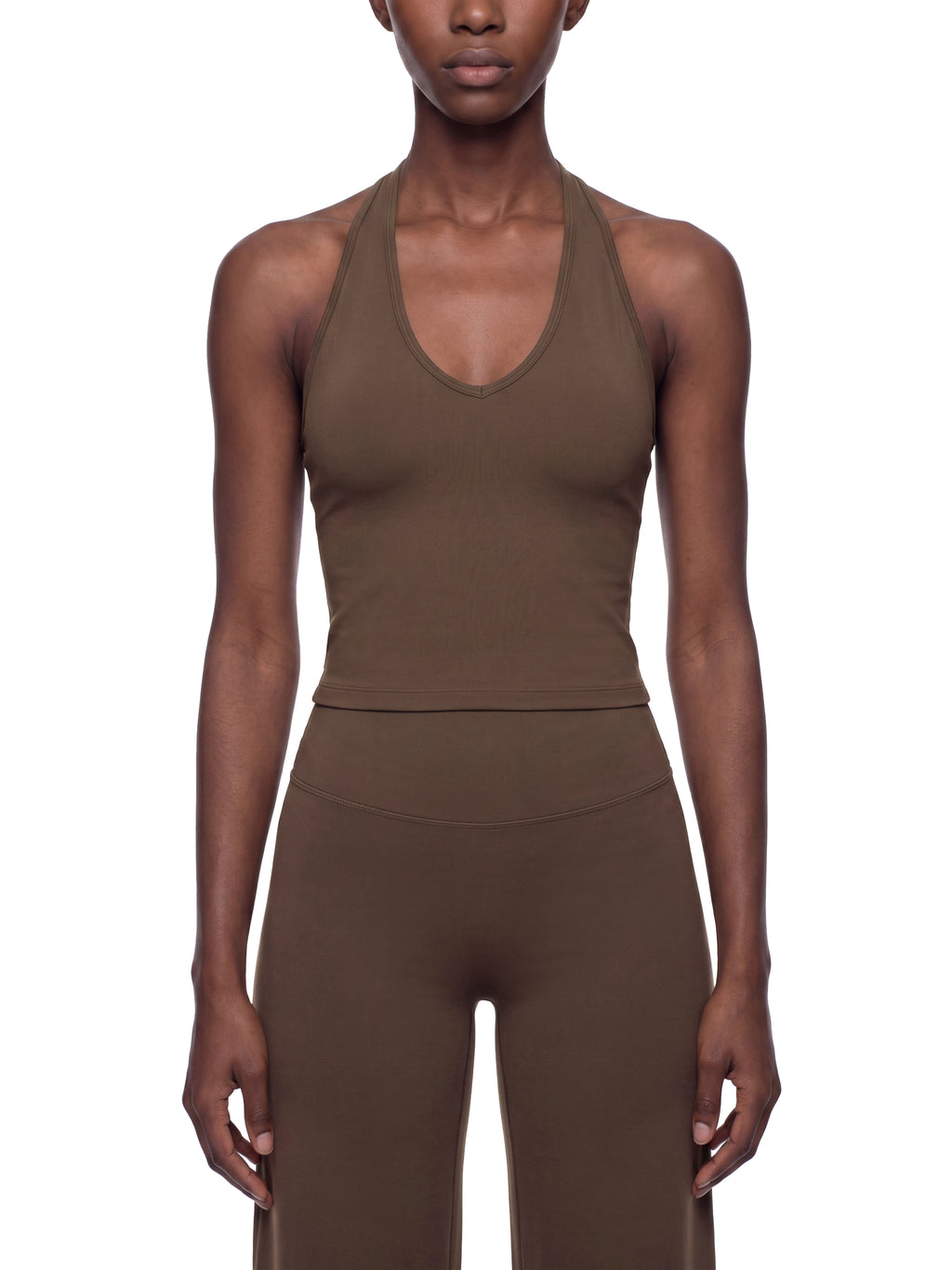 Tank Top Halter V-Neck Cropped – Nowrocky™ — logo marki na piersi, kadr makro