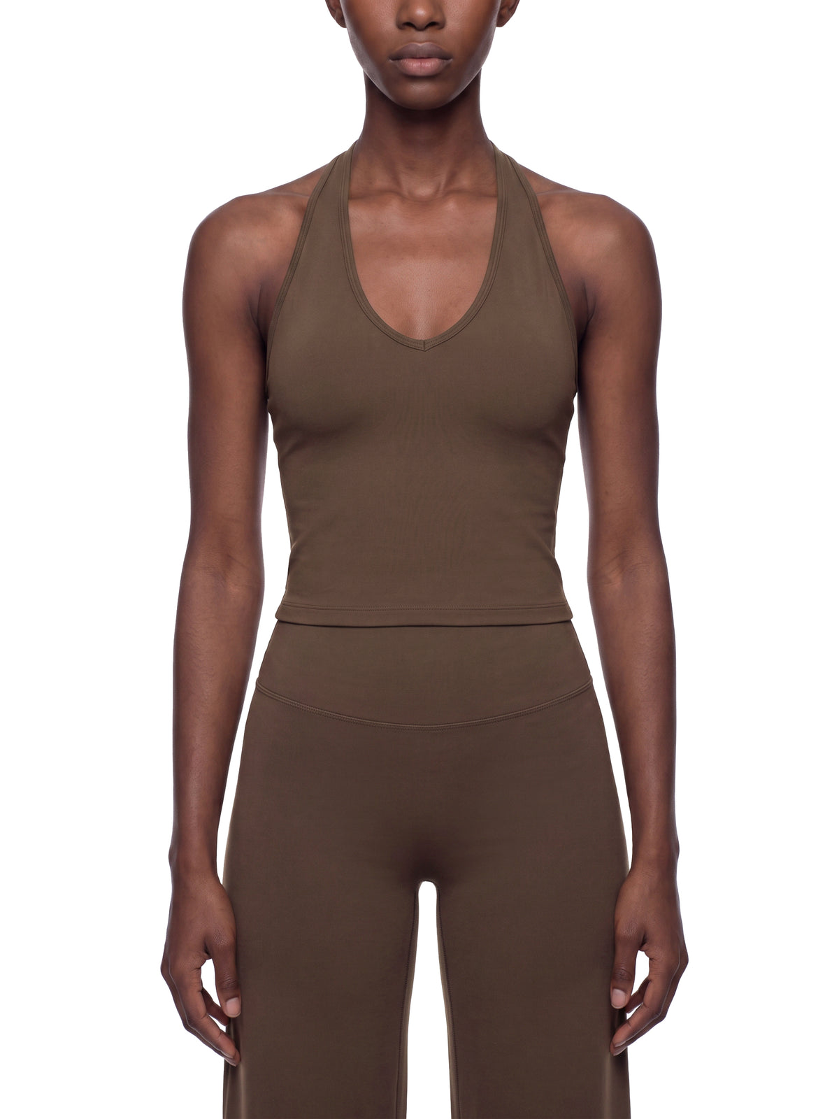 Tank Top Halter V-Neck Cropped – Nowrocky™ — logo marki na piersi, kadr makro