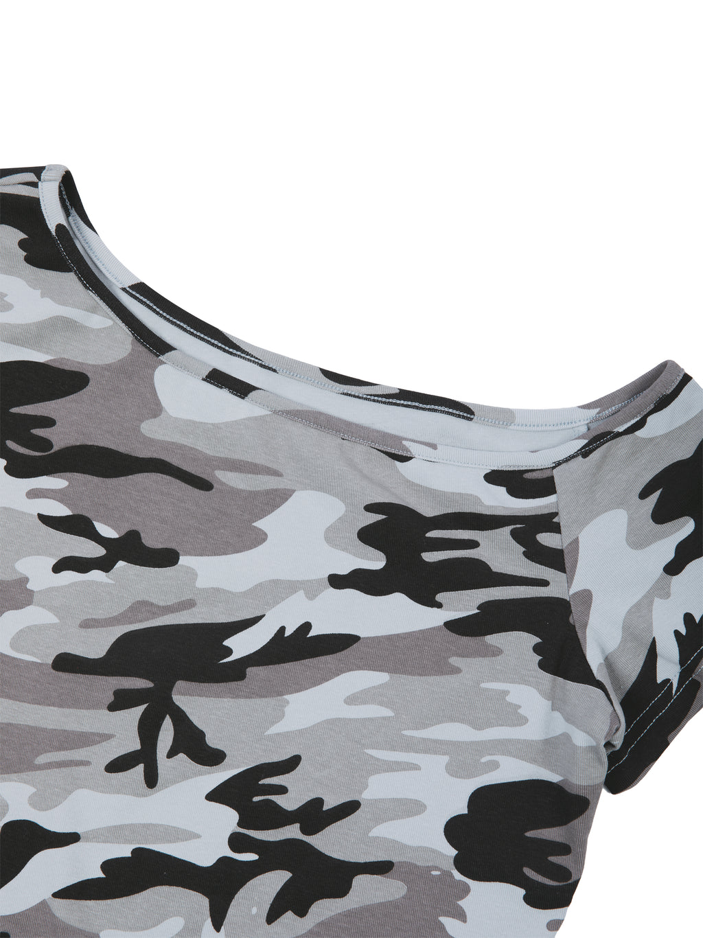 T-shirt Camo Crop Off-Shoulder – Nowrocky™ — szew boczny z bliska