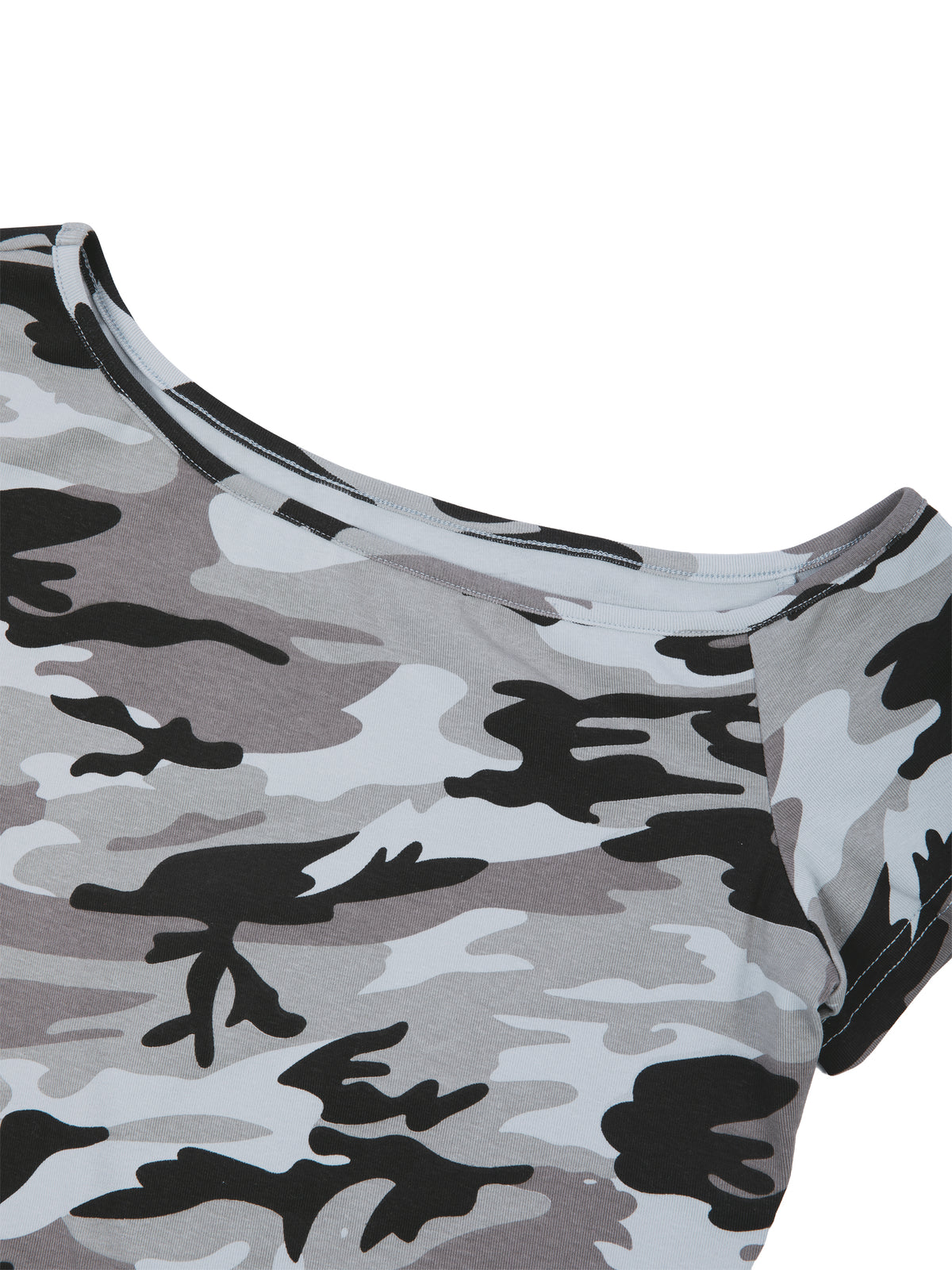 T-shirt Camo Crop Off-Shoulder – Nowrocky™ — szew boczny z bliska