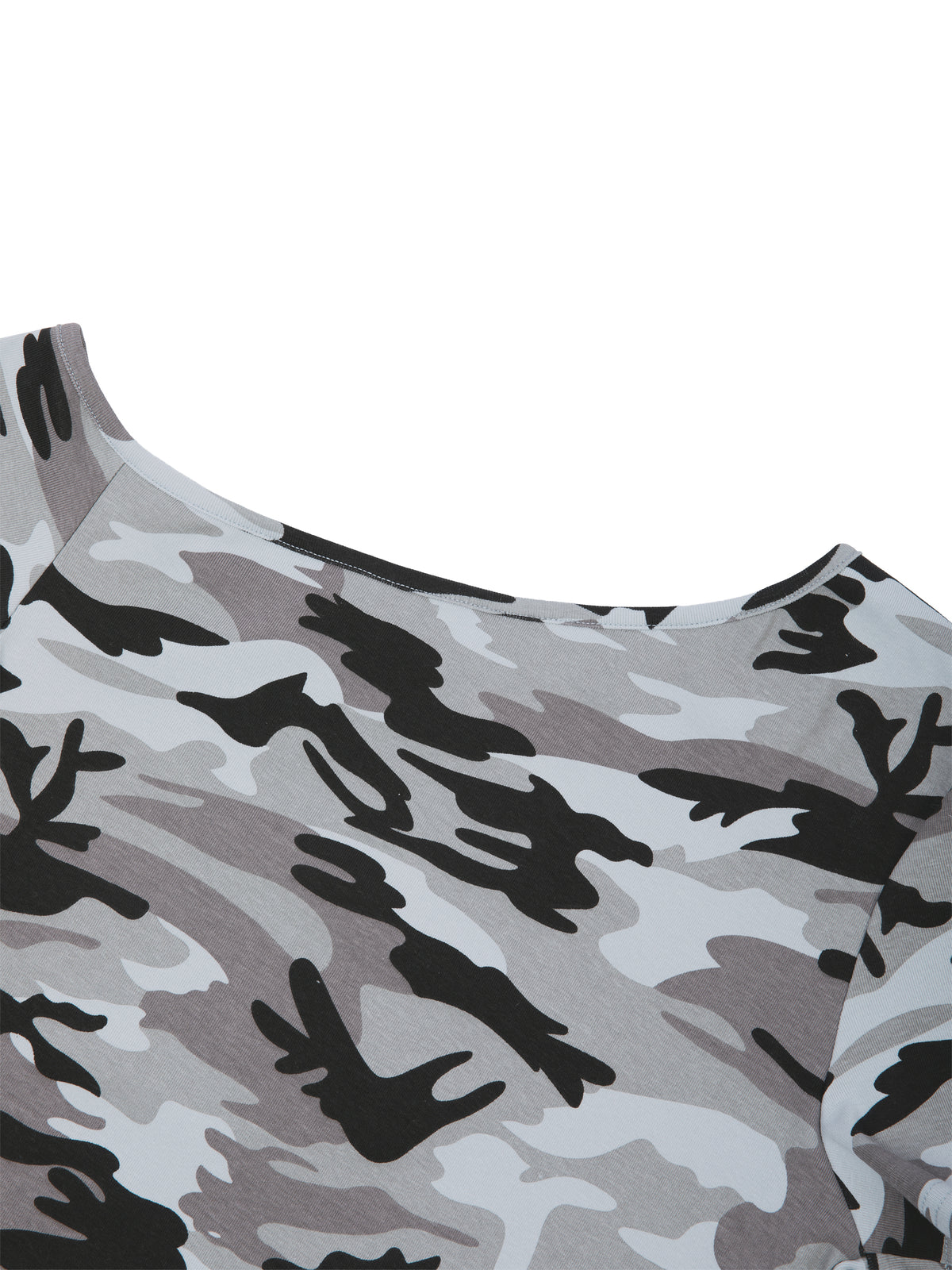 T-shirt Camo Crop Off-Shoulder – Nowrocky™ — na wieszaku, pełna długość