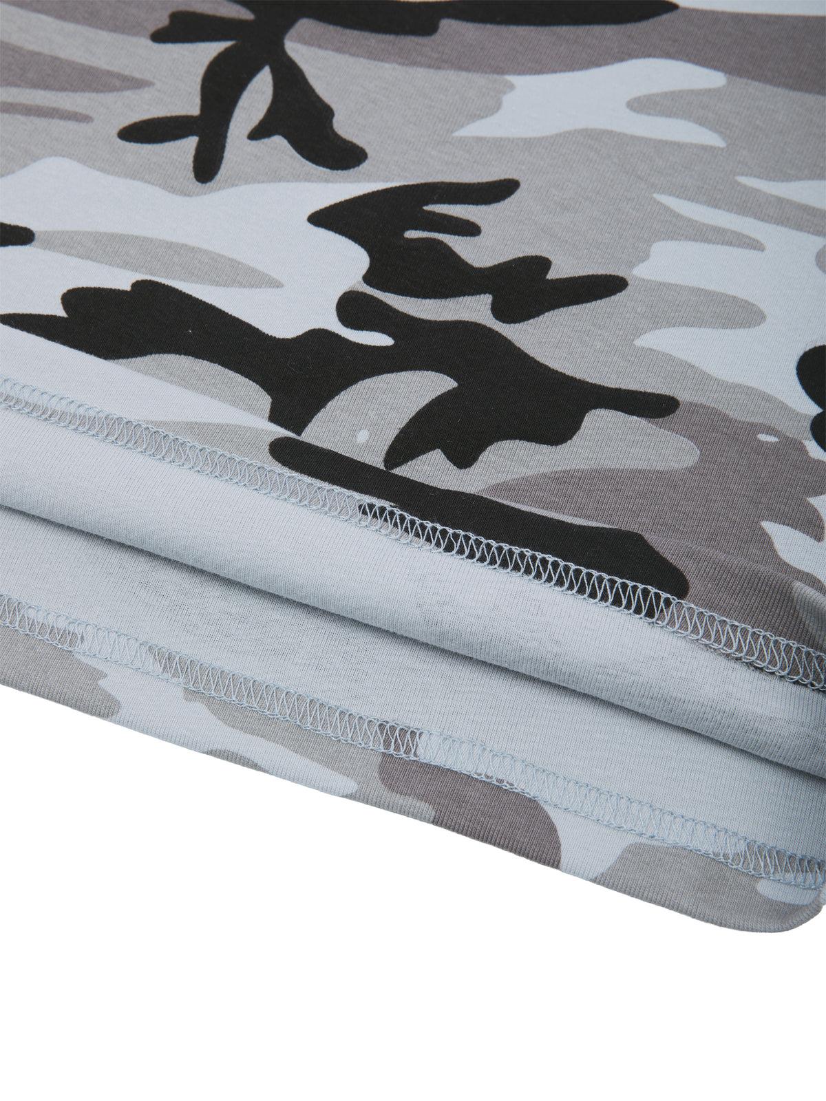 T-shirt Camo Crop Off-Shoulder – Nowrocky™ — kadr studyjny na ciemnym tle