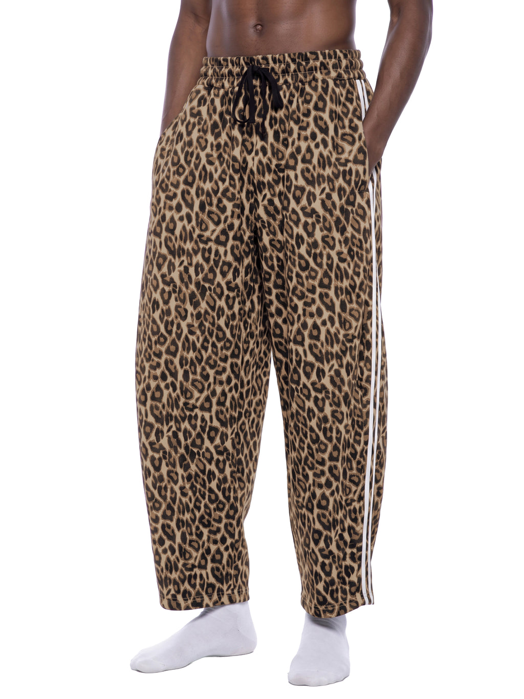 Spodnie Dresowe Leopard Barrel Leg – Nowrocky™ — stylizacja uliczna, kadr od pasa w dół