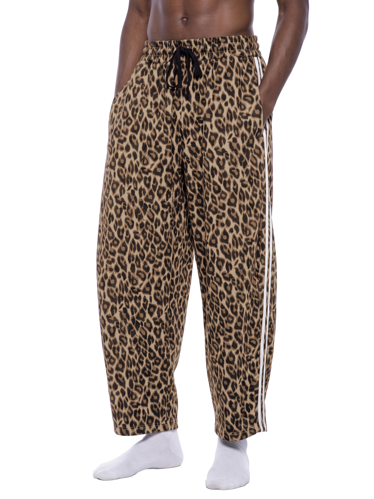 Spodnie Dresowe Leopard Barrel Leg – Nowrocky™ — stylizacja uliczna, kadr od pasa w dół