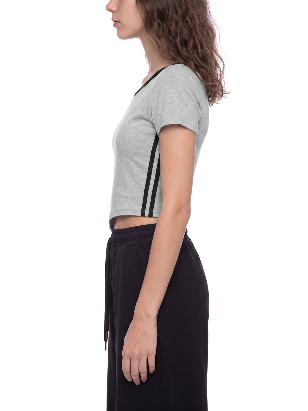 T-shirt Crop Off-Shoulder Contrast Stripe – Nowrocky™ — ujęcie z profilu, luźny krój