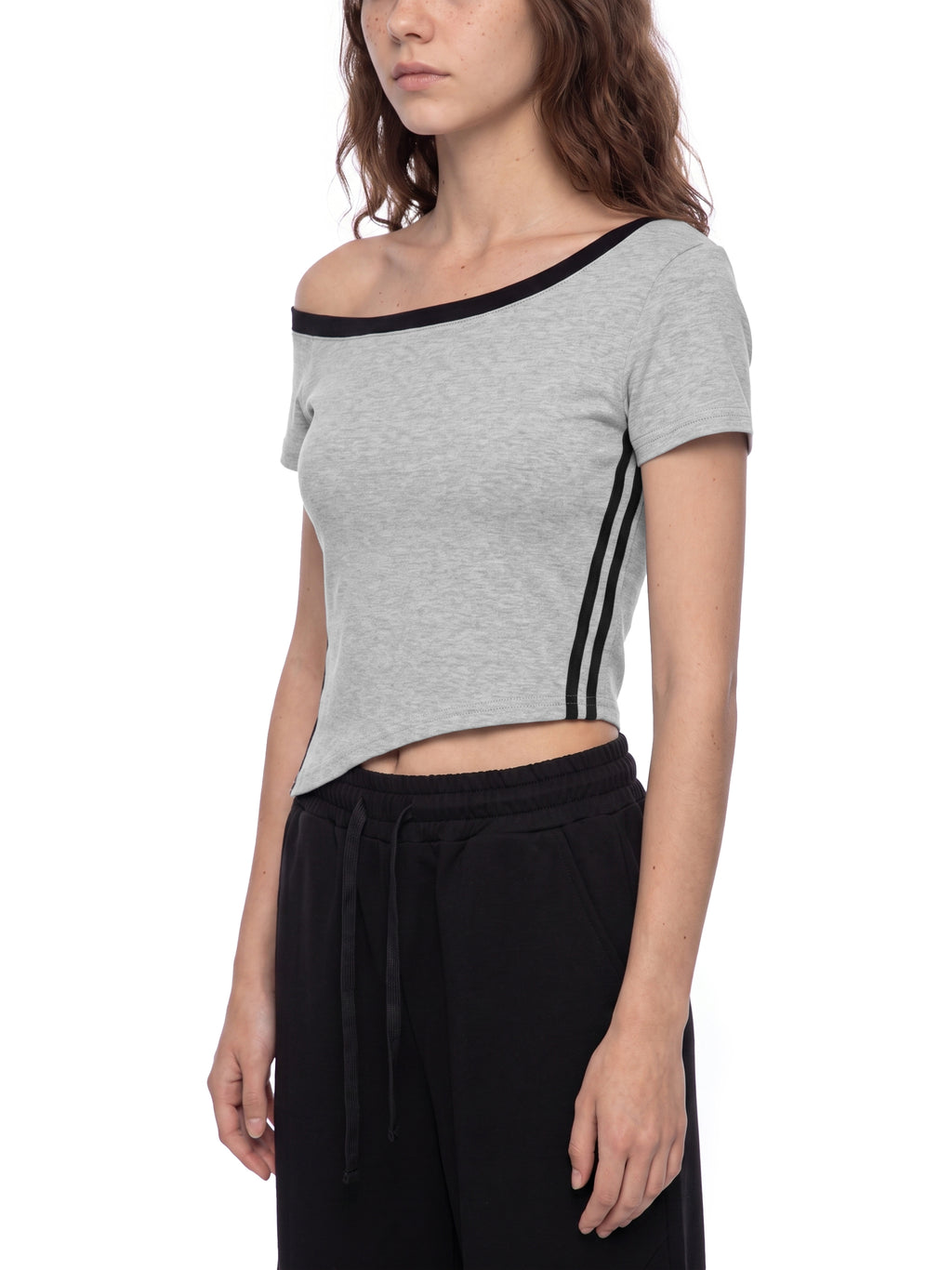 T-shirt Crop Off-Shoulder Contrast Stripe – Nowrocky™ — układ na płasko na jasnym tle