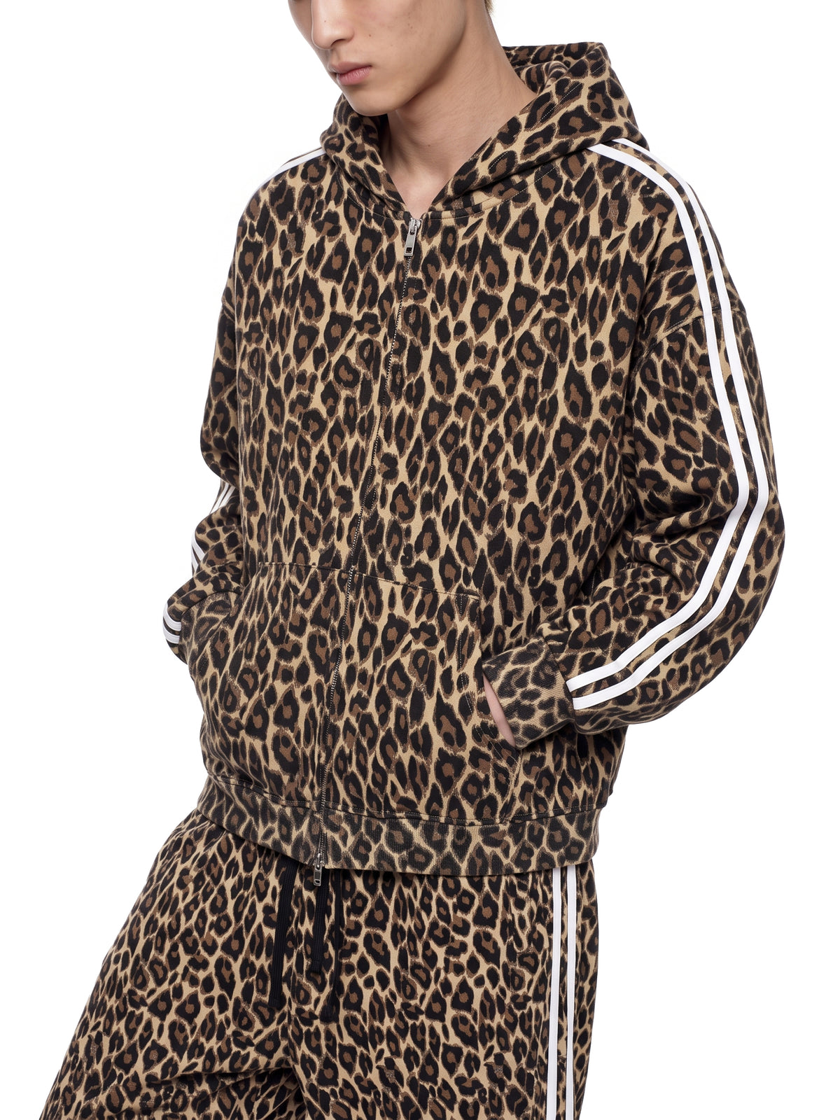 Bluza Leopard Full Zip Contrast Tape – Nowrocky™ — ujęcie z profilu, krój bluzy